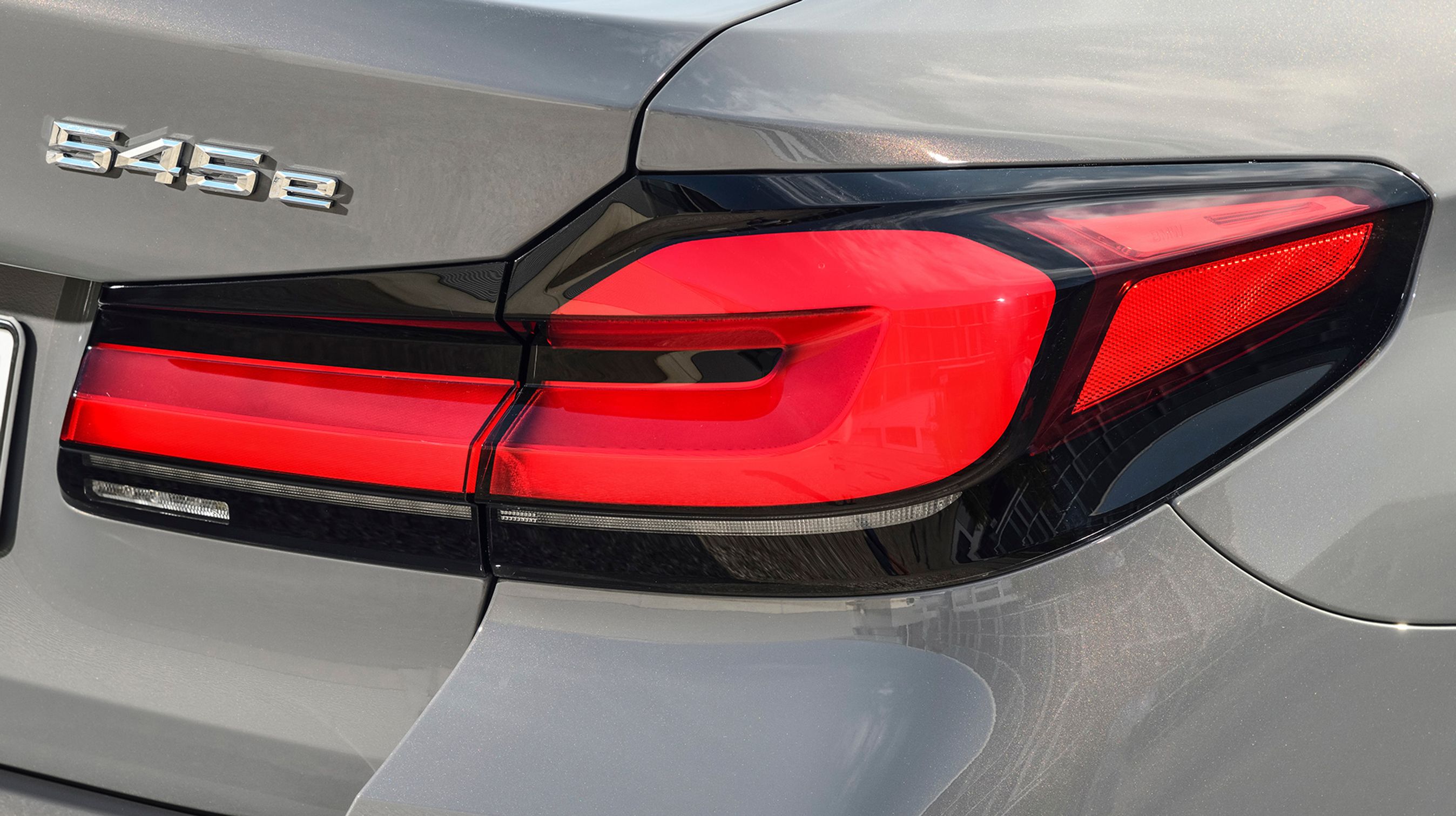 Baglygterne er af LED-typen i alle udgaver og er nu meget organiske i sine former. Lyset fra dem er enormt kraftigt.