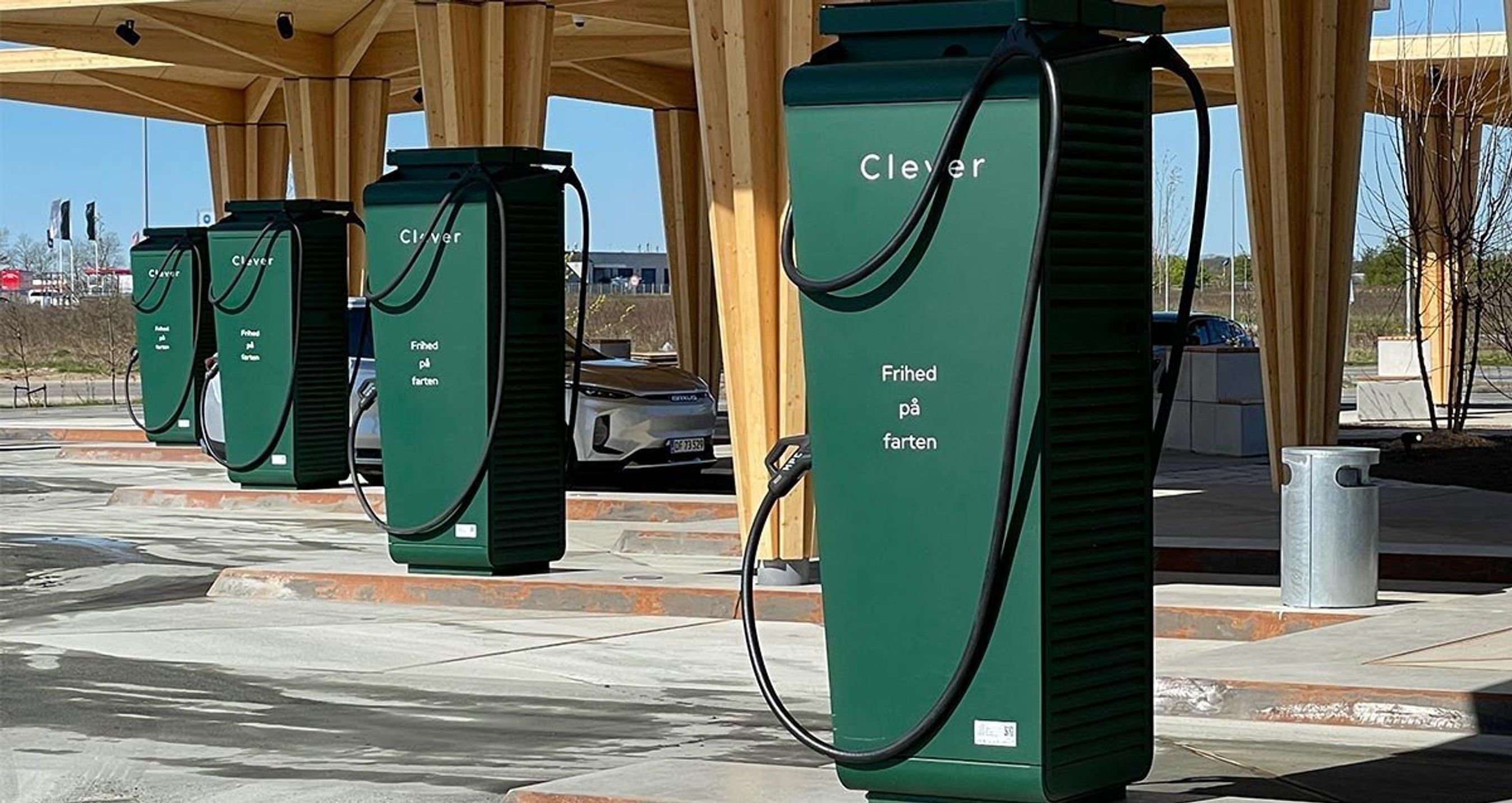 Clever har flest offentlig tilgængelige ladere i Danmark, men selskabet er kommet ret sent i gang med lynladere. På det punkt er Tesla indtil videre størst.