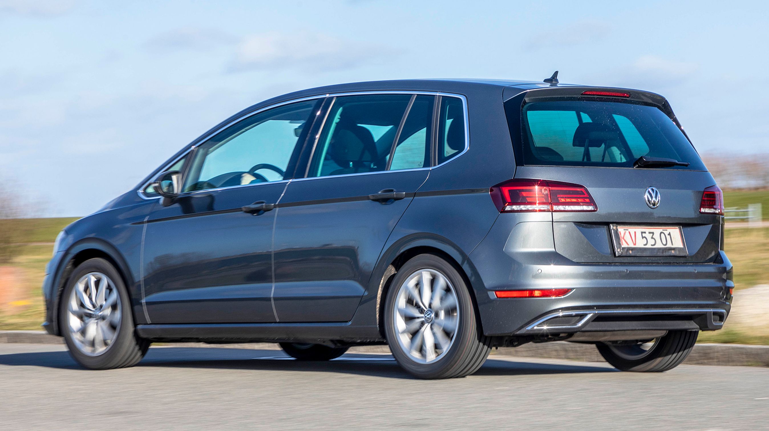 Designet minder meget om en Golf, og det vil sige: kvadratisk, praktisk og egentlig lidt kedeligt. Især her, hvor den står i metalgrå. Den firkantede form har den fordel, at der er et godt udsyn og god plads i bilen.