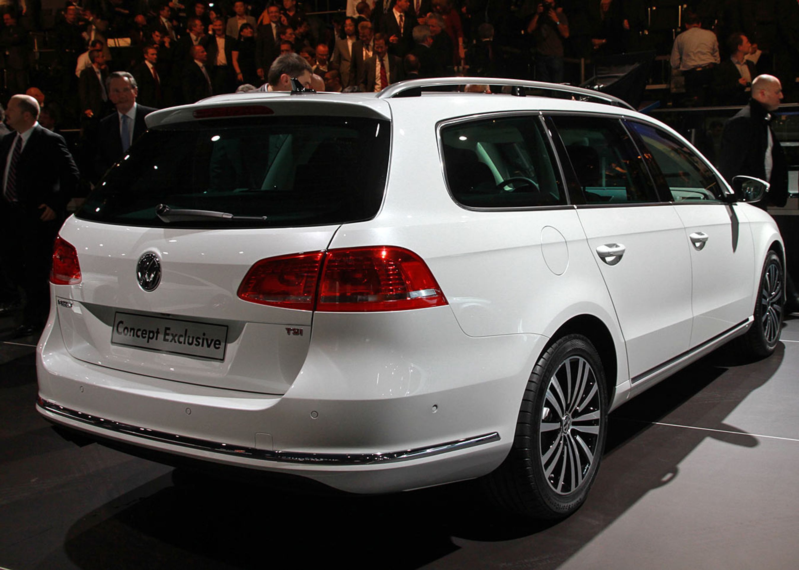 Stationcaren kommer samtidig med sedanen - til januar. Begge varianter fås med et system, hvor bagklappen åbner, når man bevæger en fod under kofangeren.