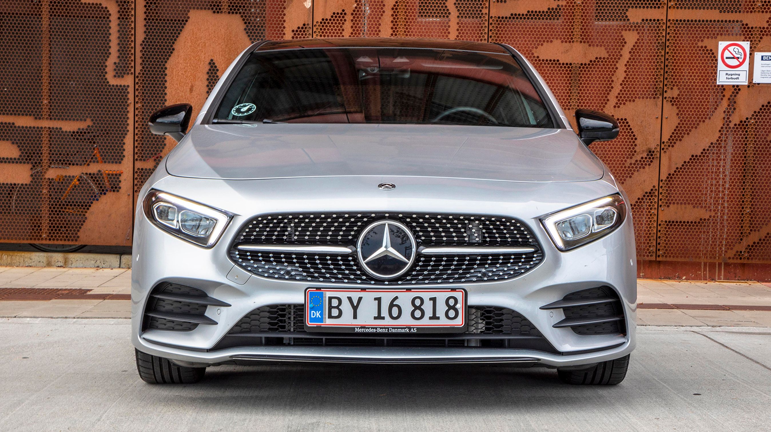 Fronten er dramatisk og typisk for Mercedes. Bag den store stjerne findes radar til sikkerhessystemerne.