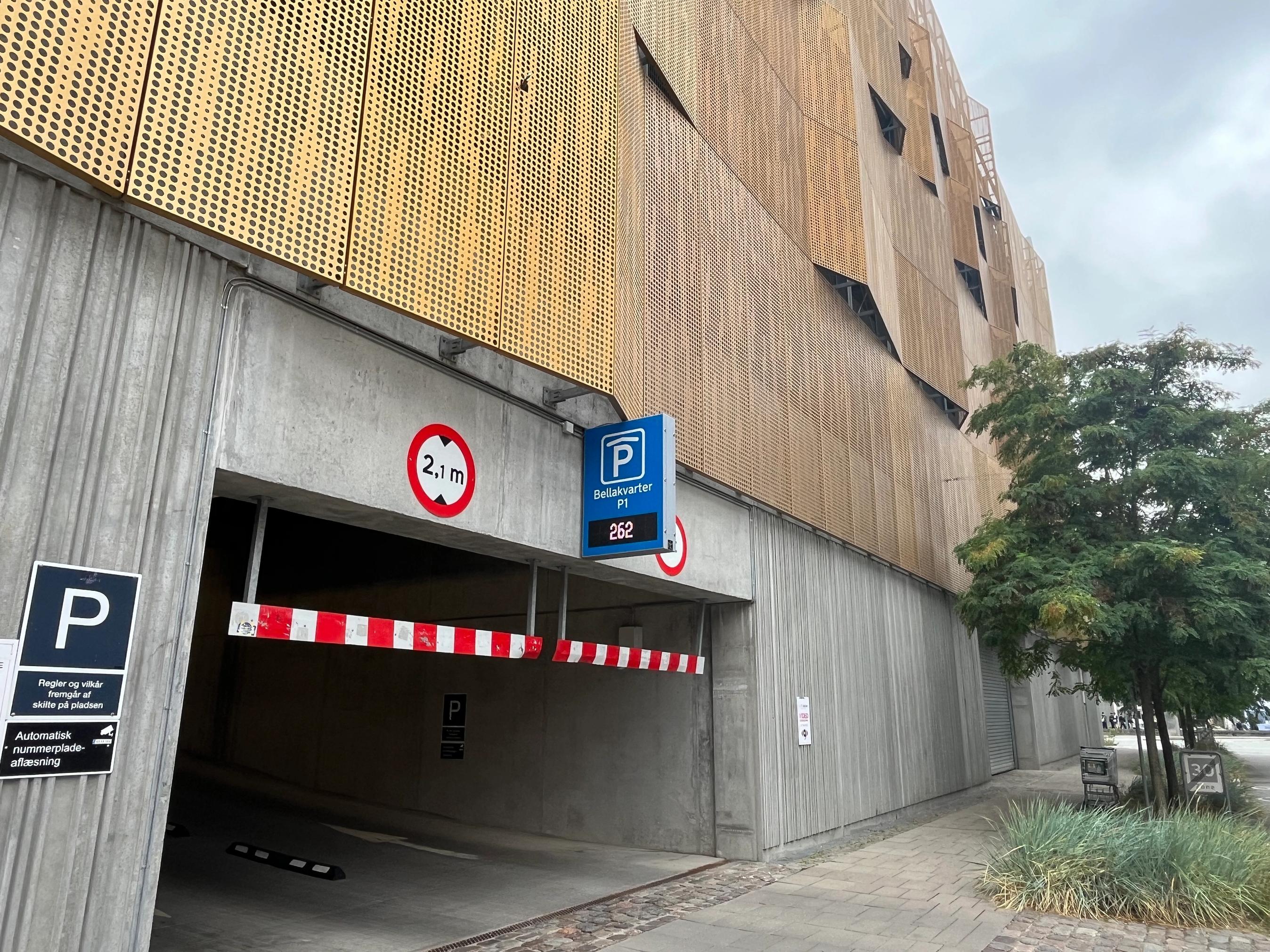 Indkørsel til stort p-hus