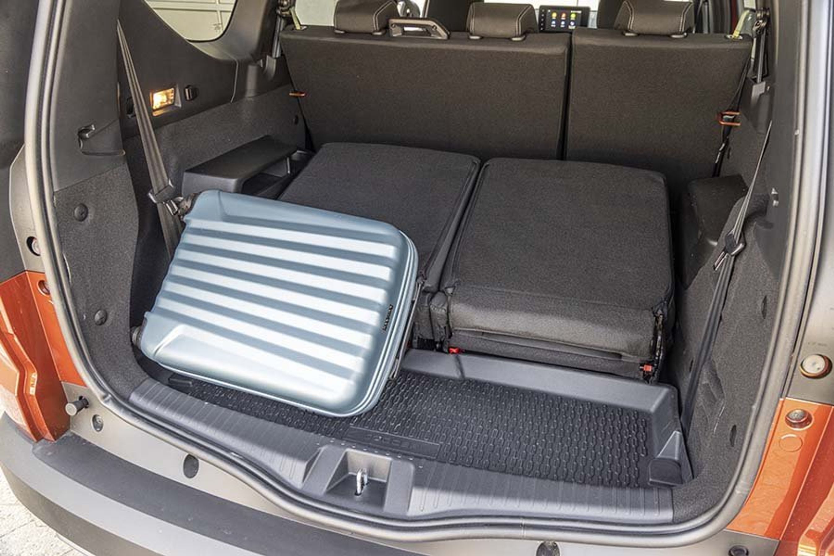 De to ekstra sæder kan vippes frem mod bagsæderyglænet, men de kan ikke fastspændes i denne position.