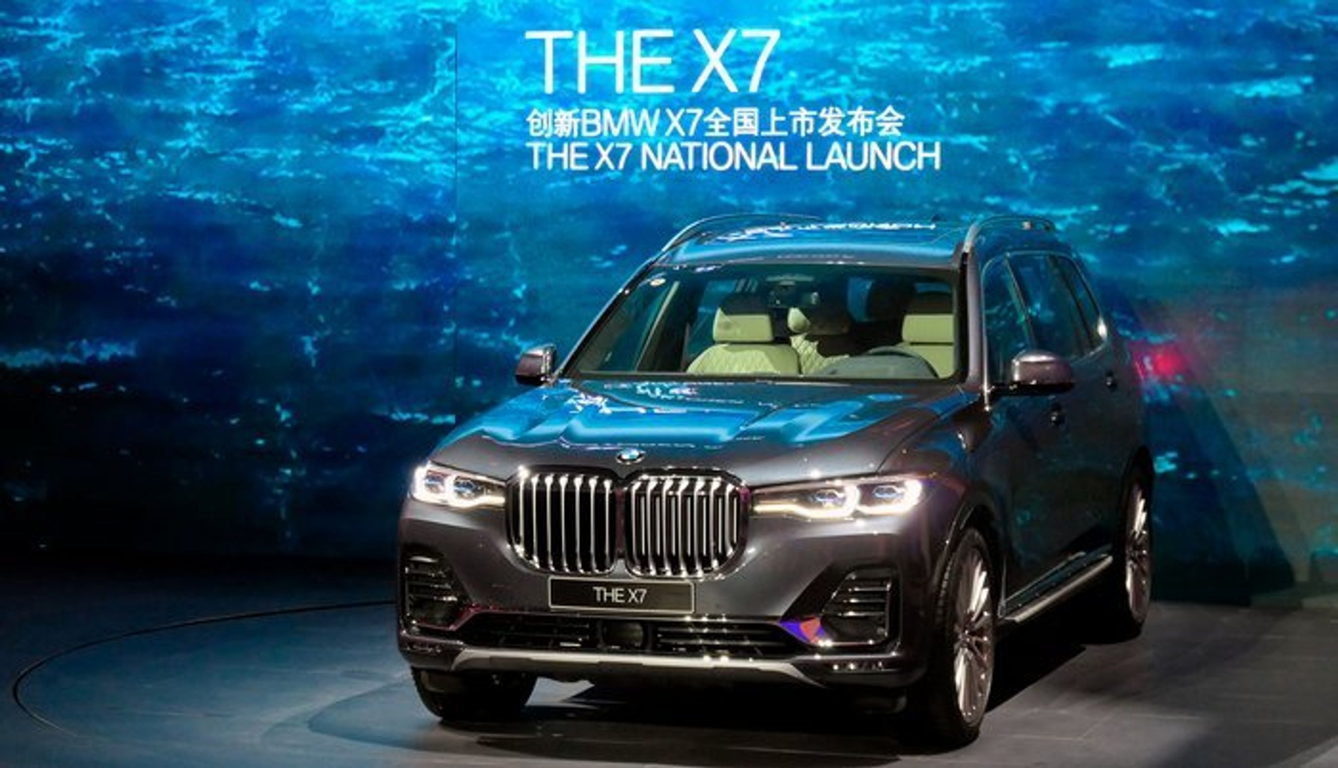 X7 er en pompøs, men også konservativt designet bil.