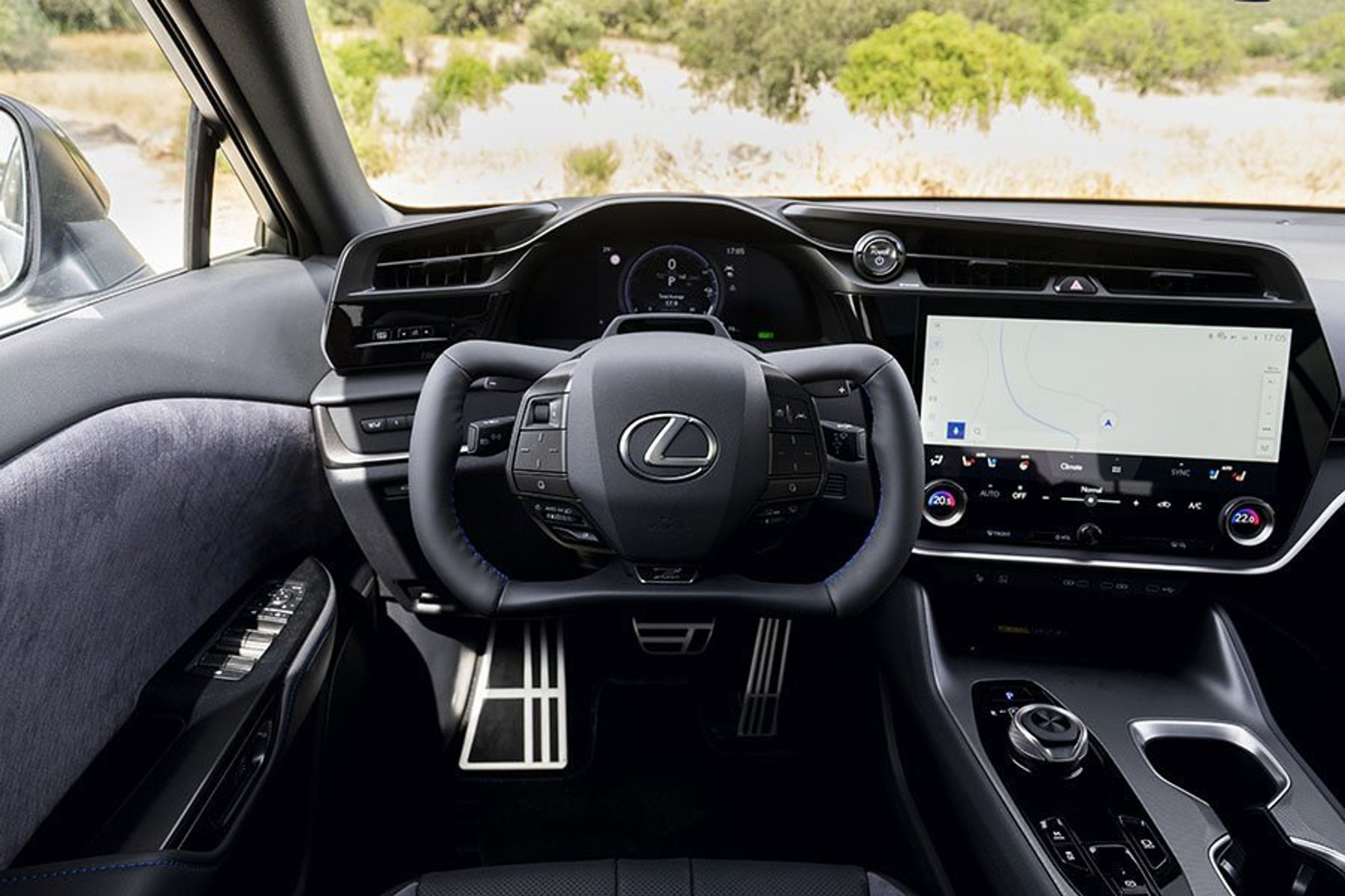 Førerpladsen i en Lexus RZ