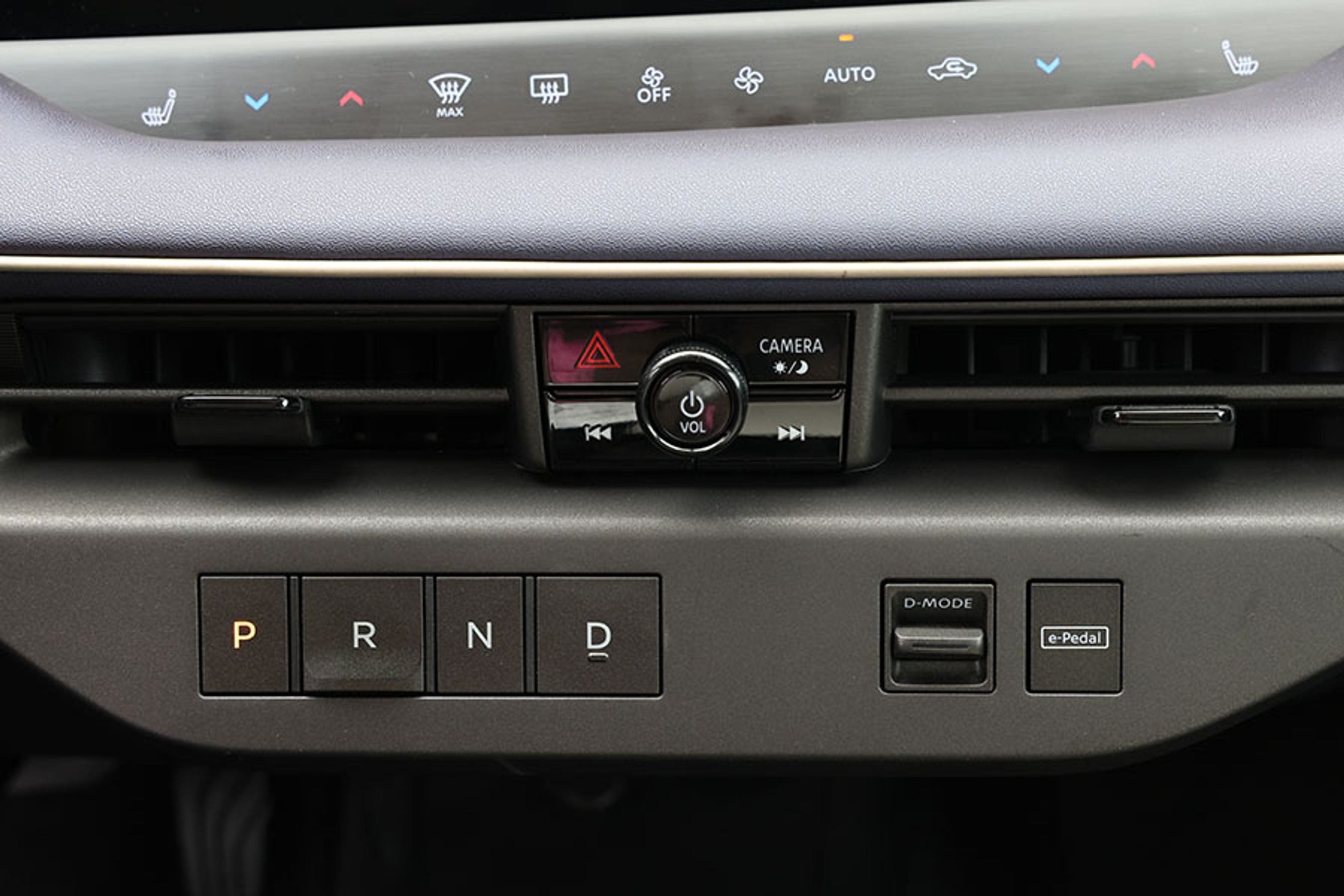 Trykknapperne til at indikere kørselsretningen er placeret på instrumentbordet. De er forsøgt udformet, så man kan føle sig frem til den rigtige knap, men i praksis ender det med, at man må se derhen, når man skifter retning.