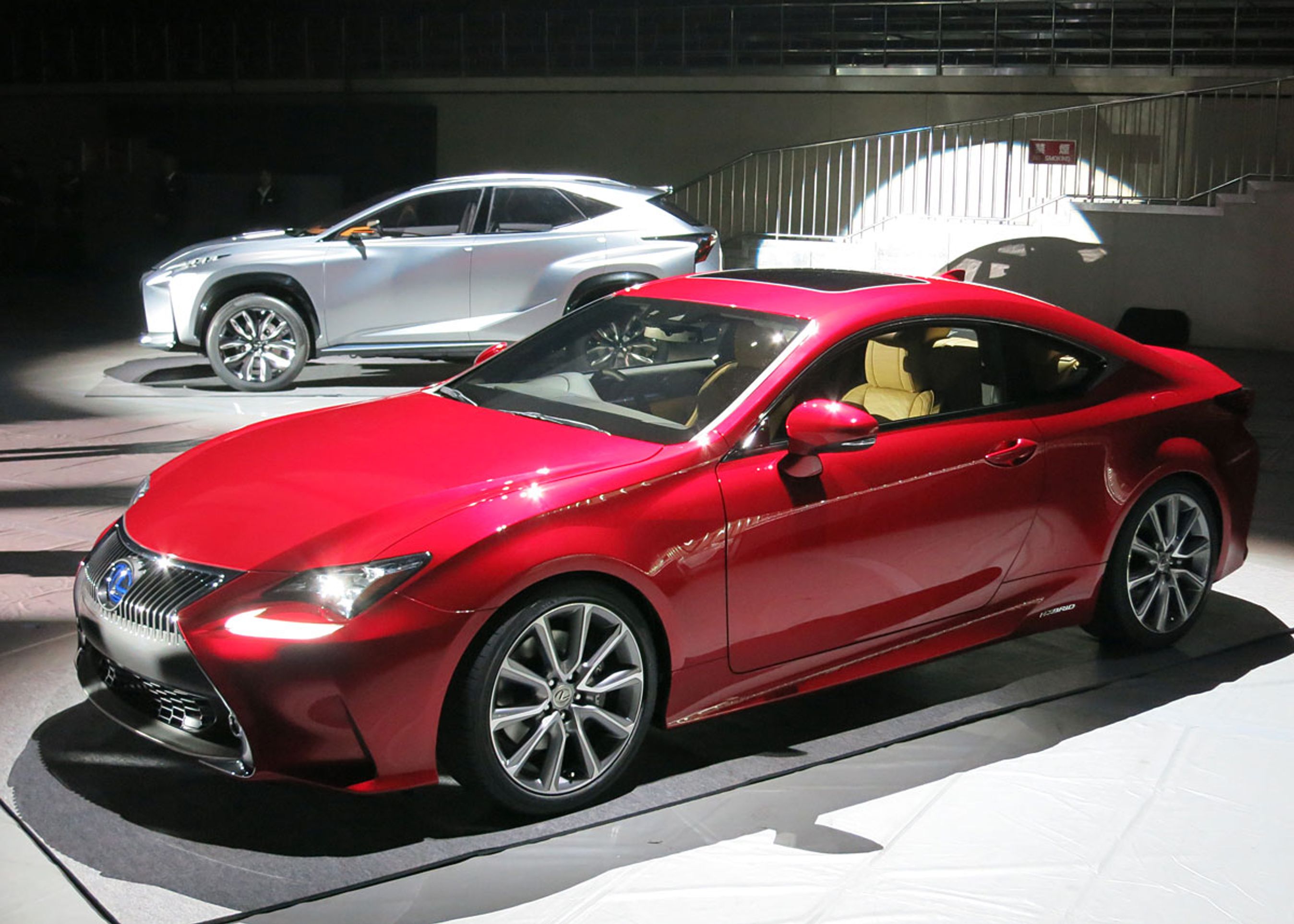 RC300h er en hybridbil med en 2,5-liters firecylindret benzinmotor, der arbejder sammen med en elmotor. Det giver præstationer som var der tale om en treliters motor  derfor navnet 300h.