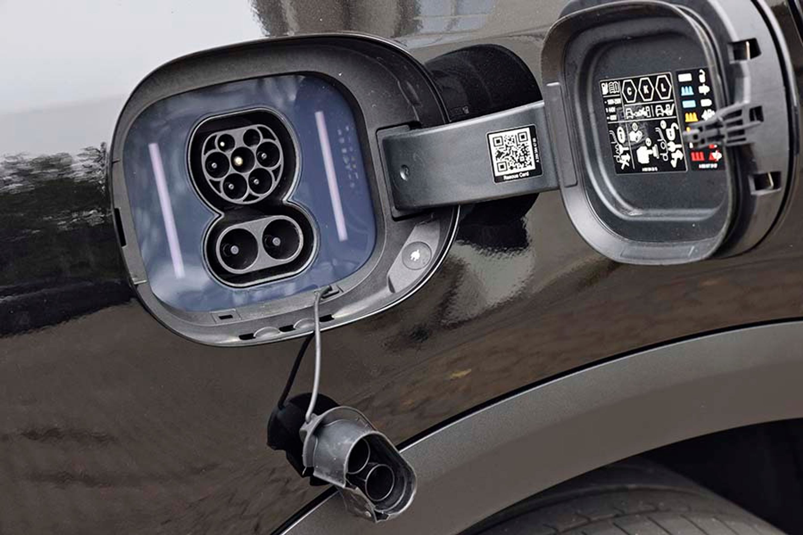 Ladestikket er placeret ved højre baghjul, og selve klappen er forsynet med tætninger, så man slipper for en gummiprop til daglig. Der er desuden en fin udløser-knap, der kan frigøre kablet.