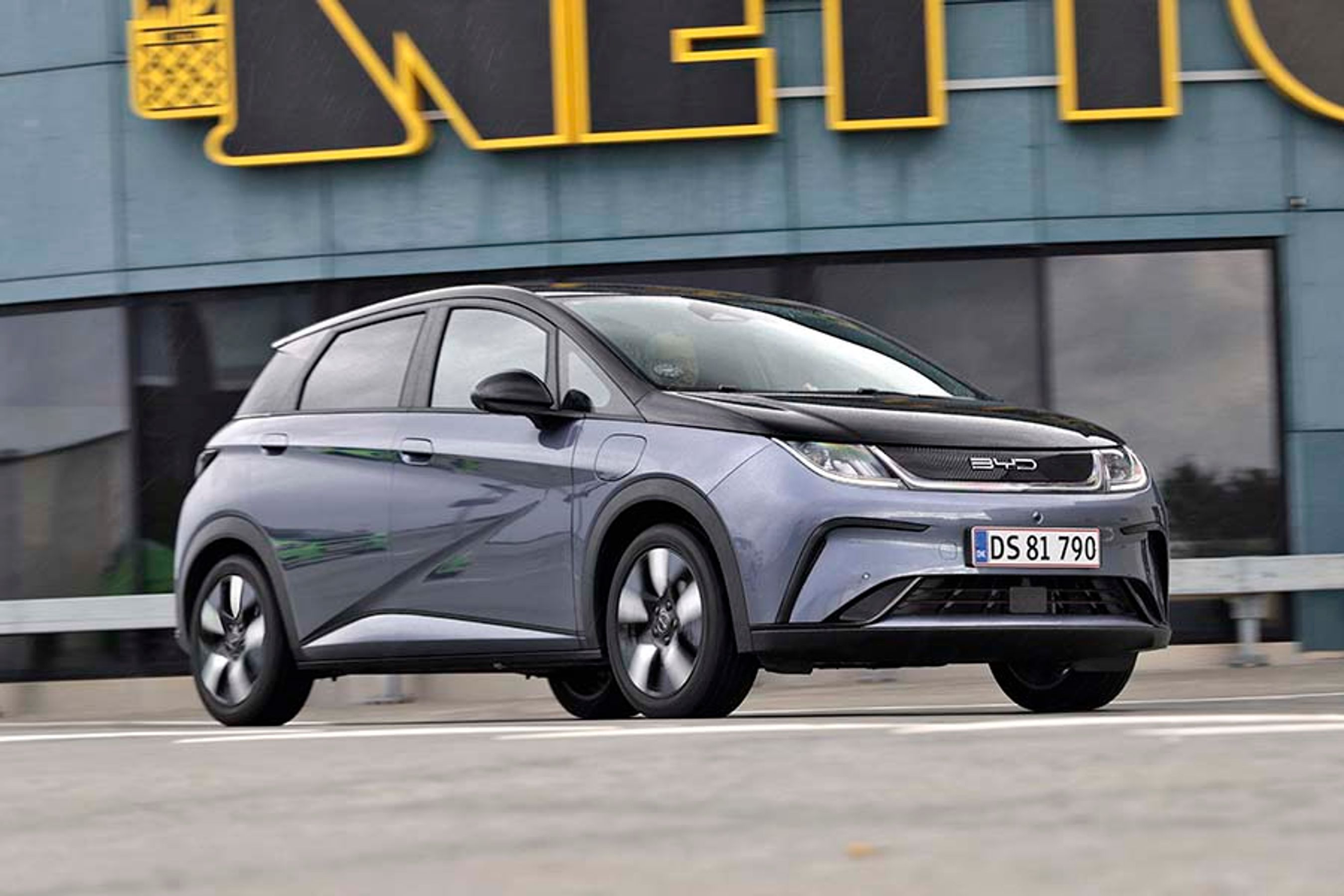 BYD Dolphin er en femdørs hatchback fra Kina. Her er det topudgaven, Design, til 250.000 kr., med tofarvet lak til 5.000 kr. ekstra, vi har testet.