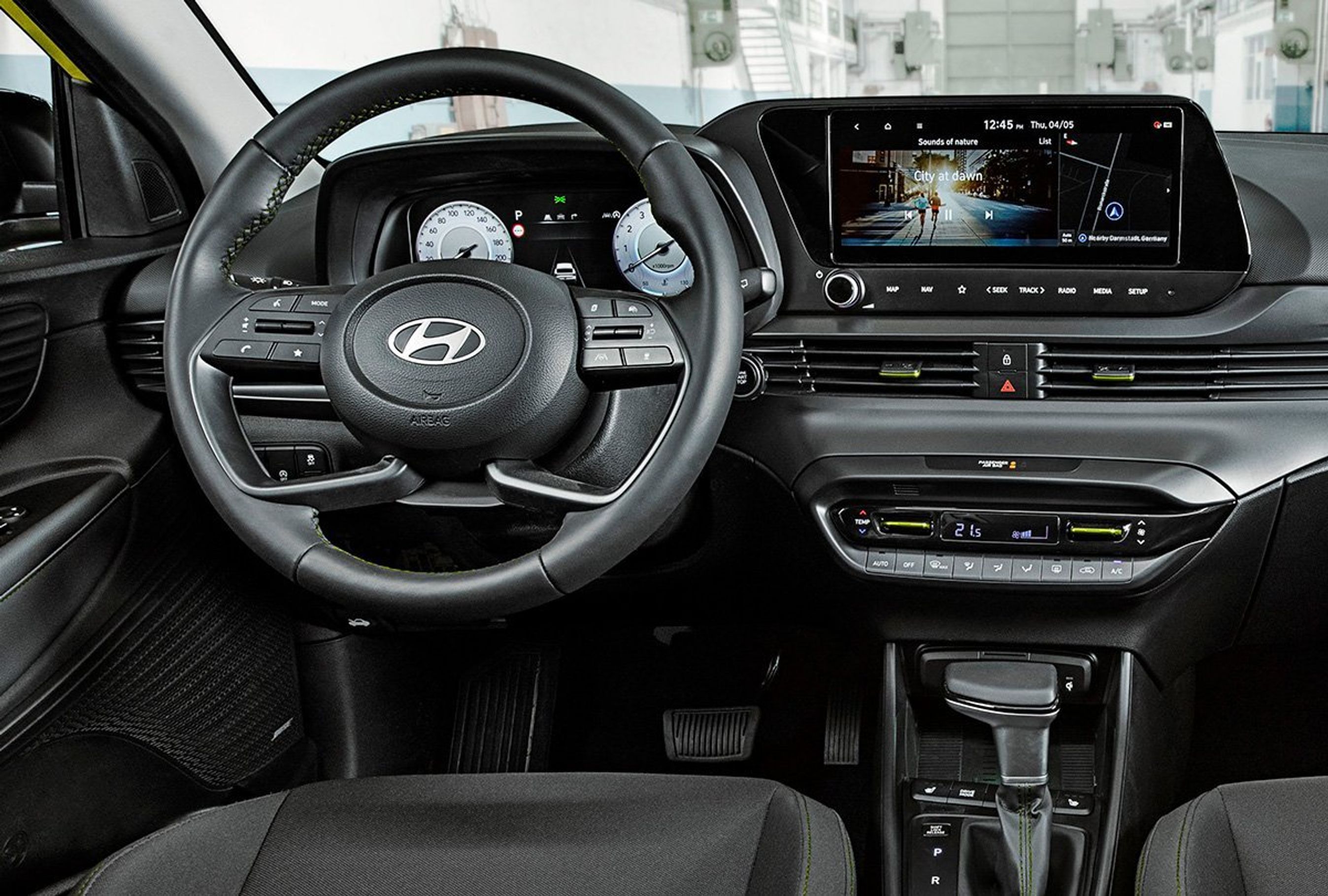 Førerpladsen i Hyundai i20.