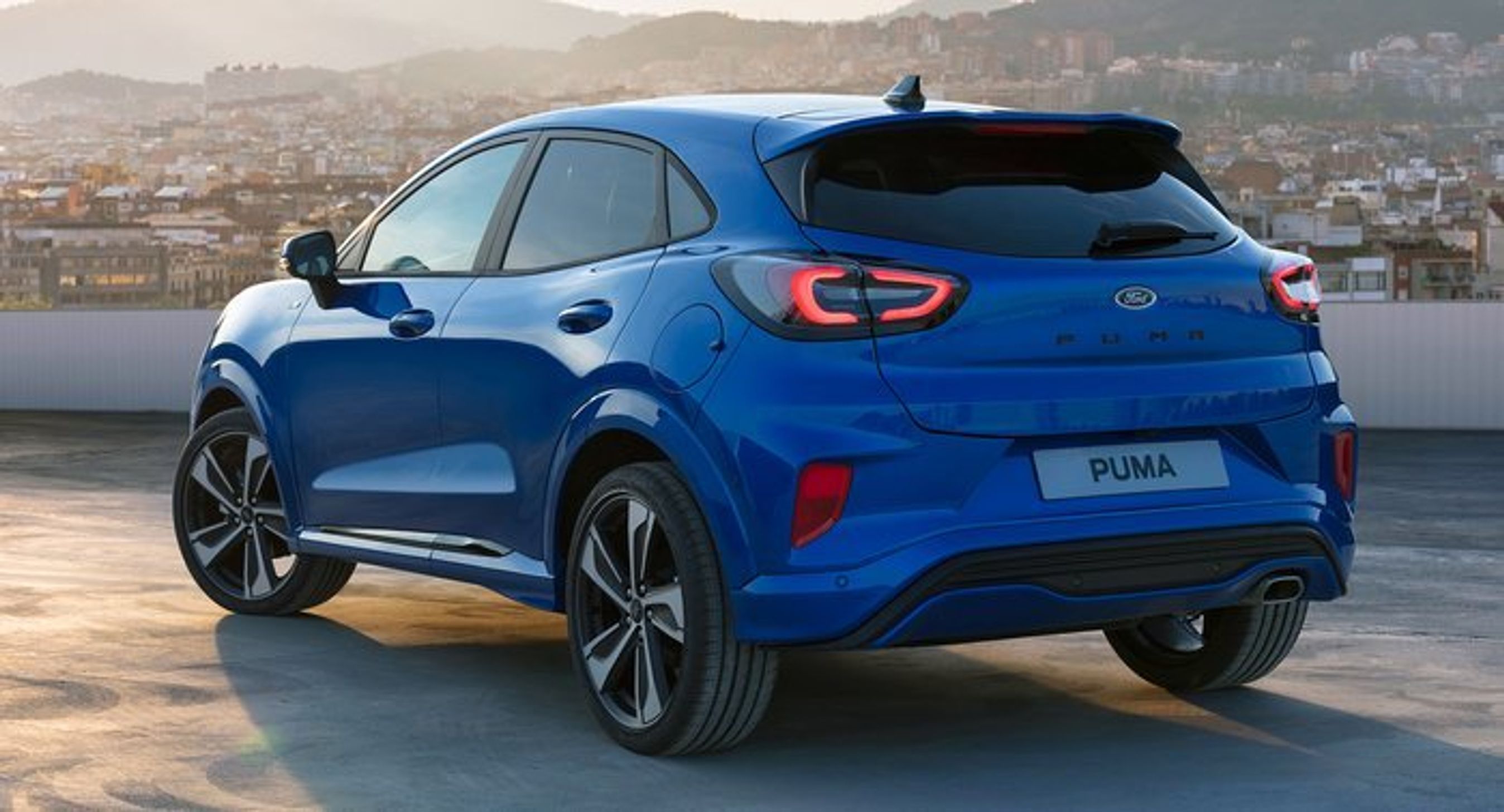 Skråt bagfra ses vinduernes coupé-linjer og tagets lange linje, der mere minder om en stationcar. Det afspejler Pumas karakter som en rummelig bil.