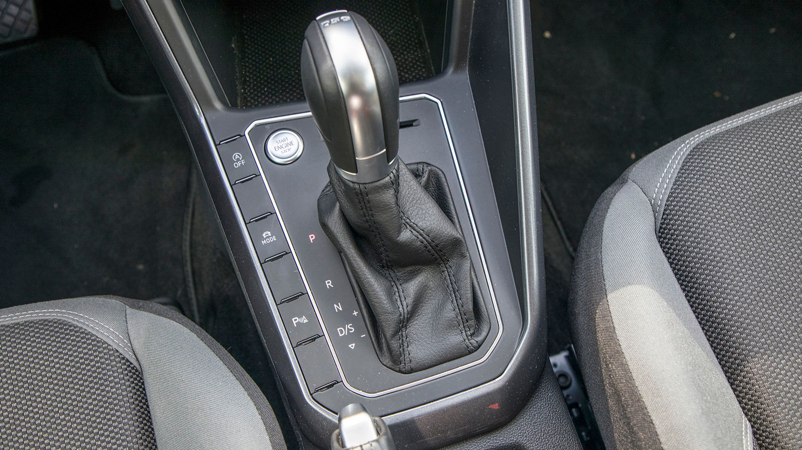 Automatgear af DSG-typen er ekstraudstyr til 19.000 kr. Det bør man helt klart tilkøbe, da det øger køreoplevelsen betydeligt. Skiftegreb bag rattet er standard.