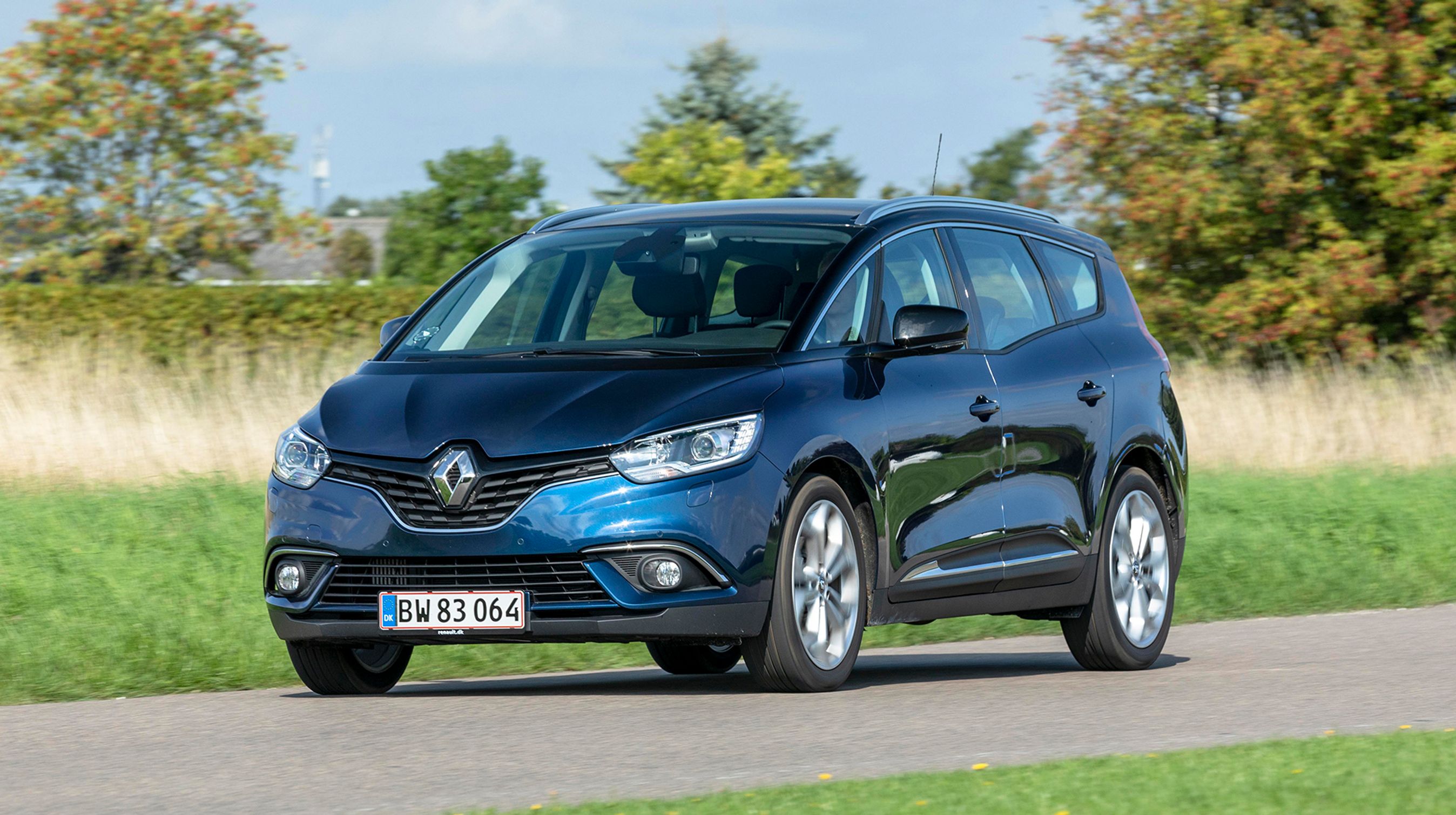 Scenic har nogle meget specielle hjulsæt, der er på hele 20 tommer. Det giver lækkert design. Men for at bilen fortsat skal køre godt, er dækkene samme bredde som en 15” fælg. De ser smalle ud, men det virker.