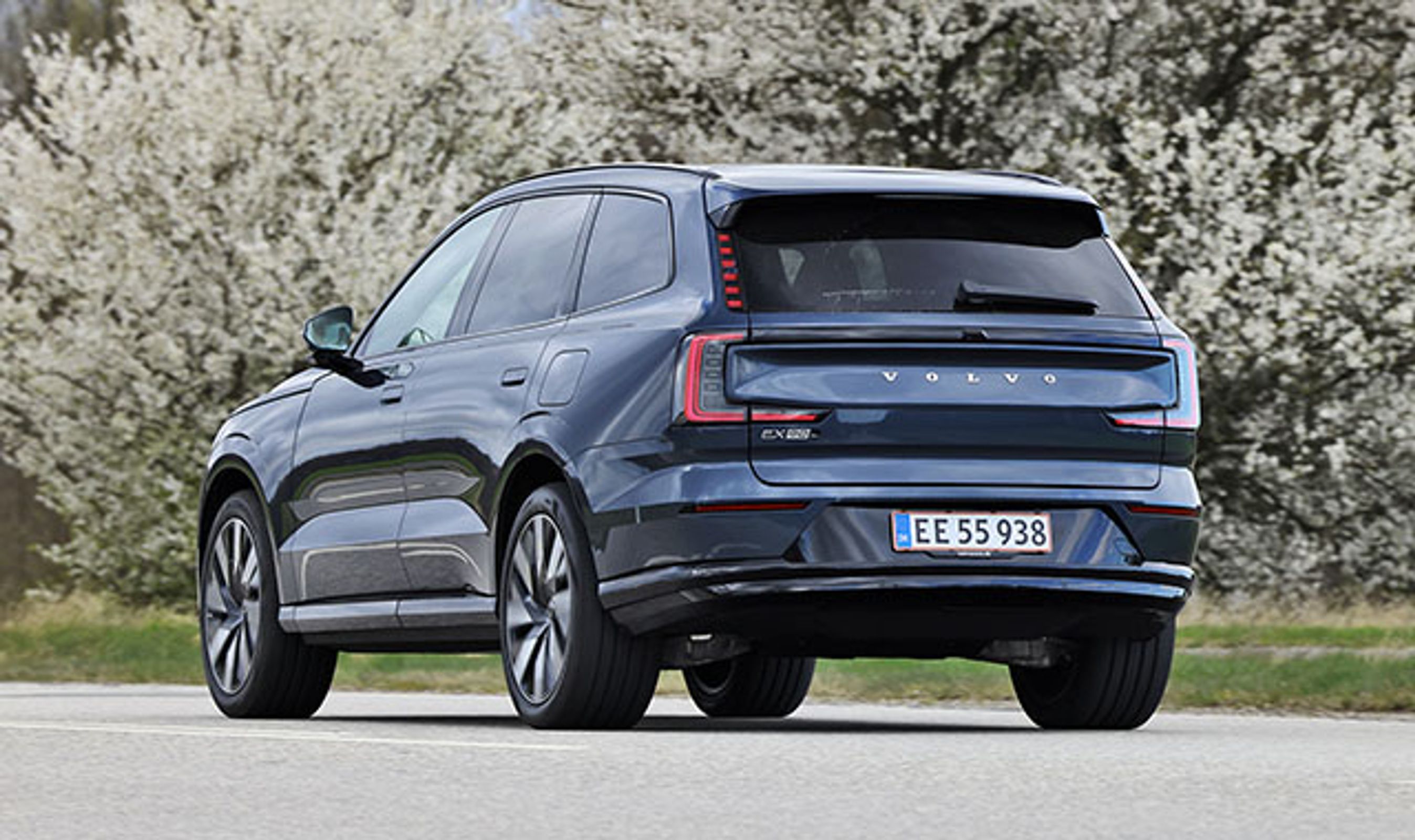 Volvo EX90 set bagfra, mens den kører på landevej