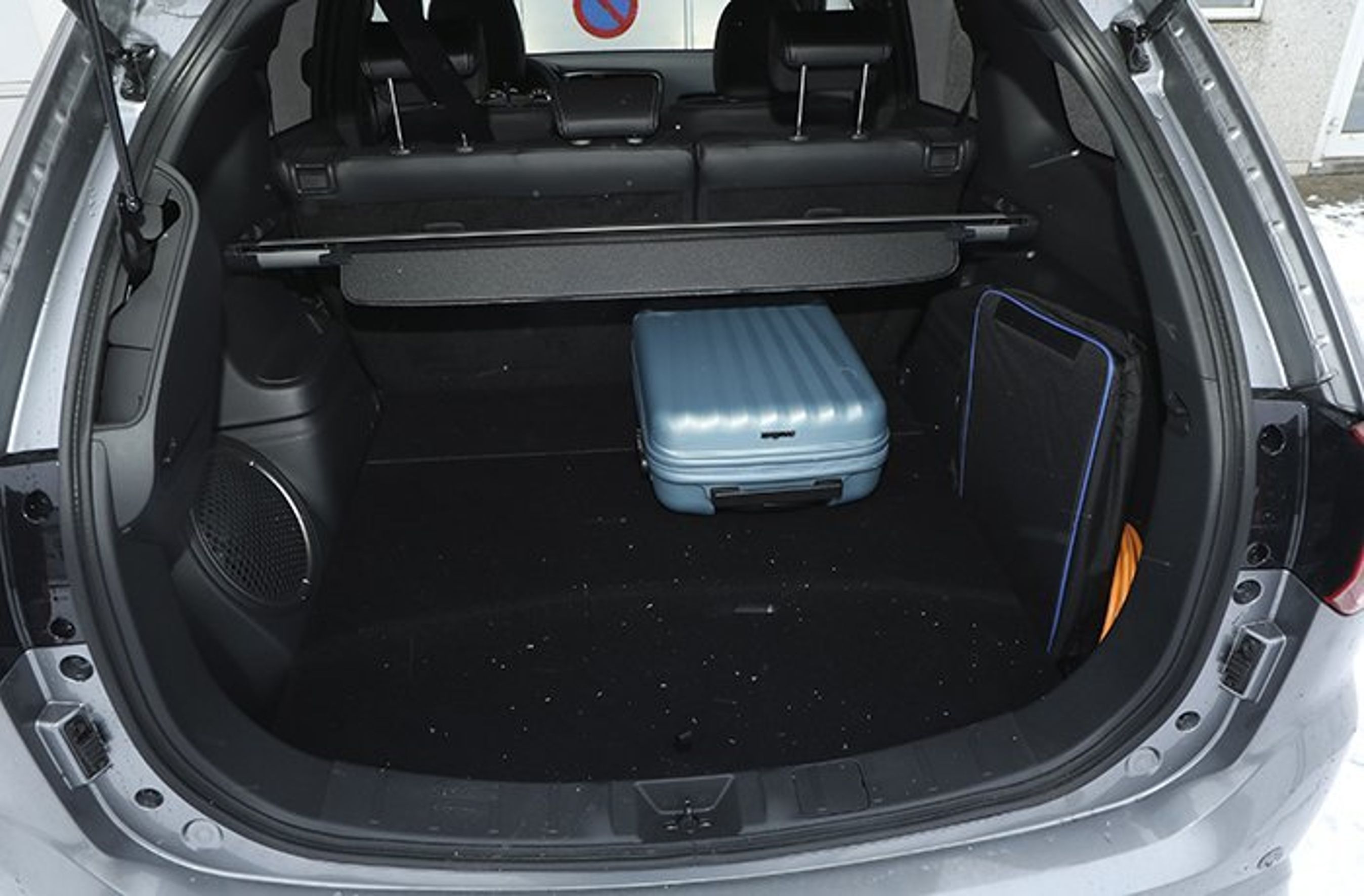 Bagagerummet i Mitsubishi Outlander er præget af ladekablerne