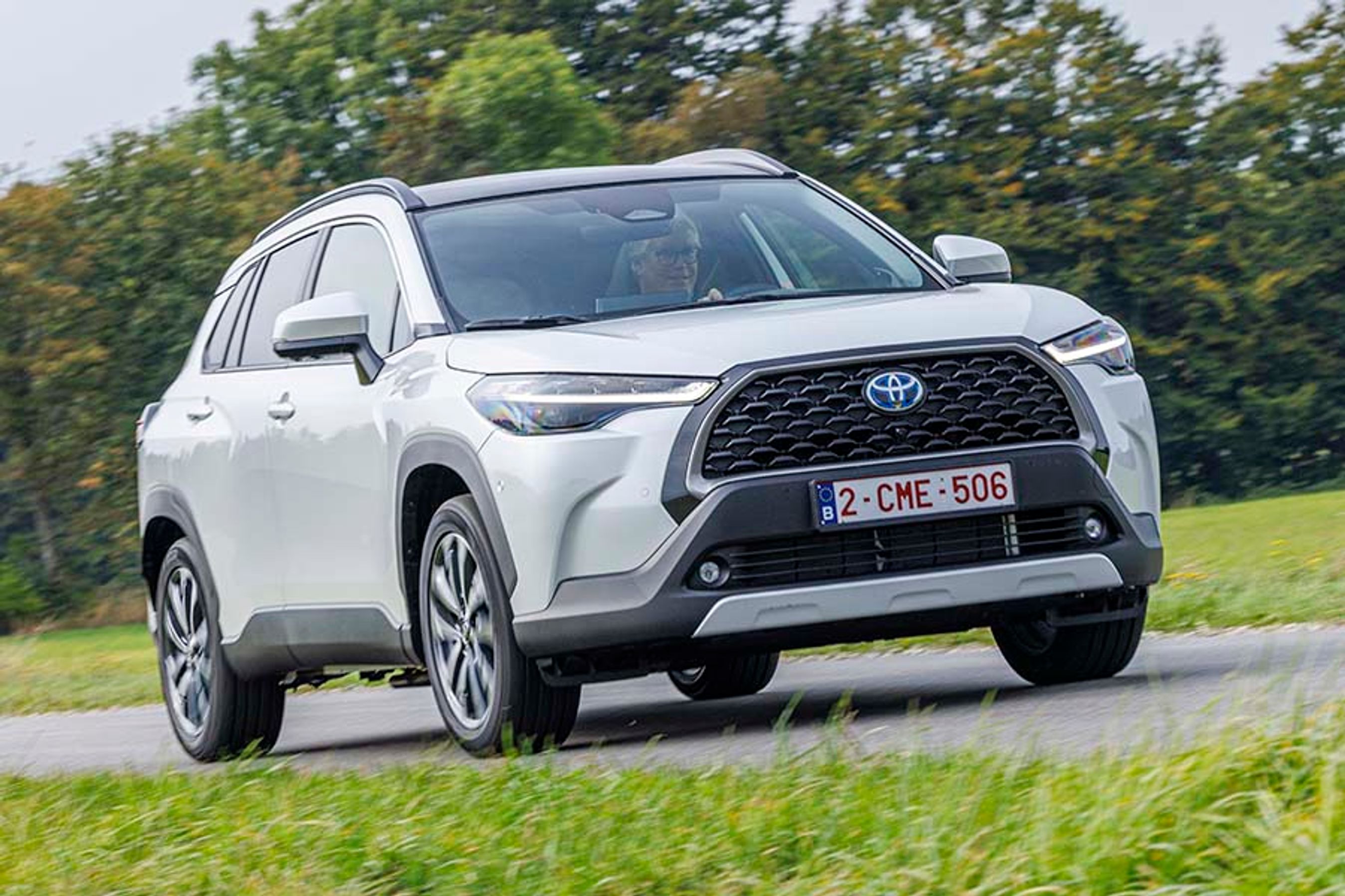 Toyota Corolla Cross har en drabelig front, lidt i stil med RAV4 eller flere Suzuki-modeller. Der er intet designfællesskab med de øvrige Corolla-varianter.