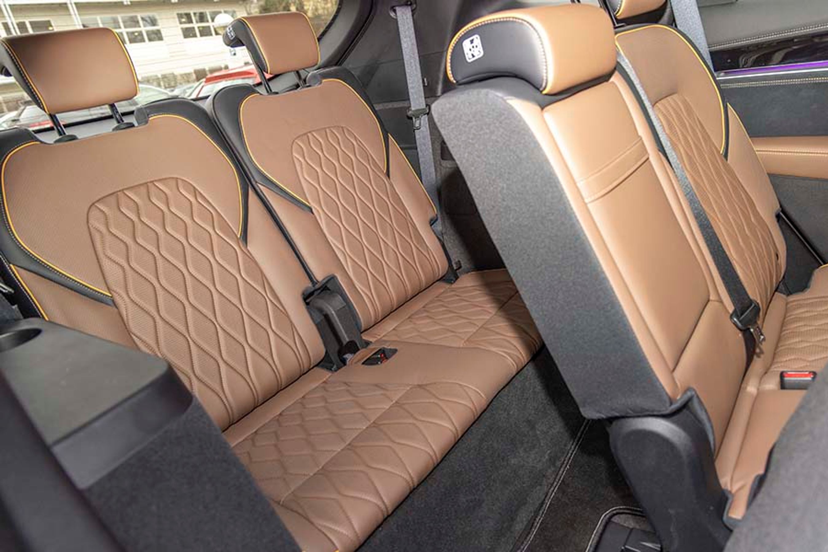 Ved række tre er der to mindre sæder, som primært er beregnet til børn. Det er ikke helt let at komme derom, og det føles også en smule klaustrofobisk at sidde deromme.