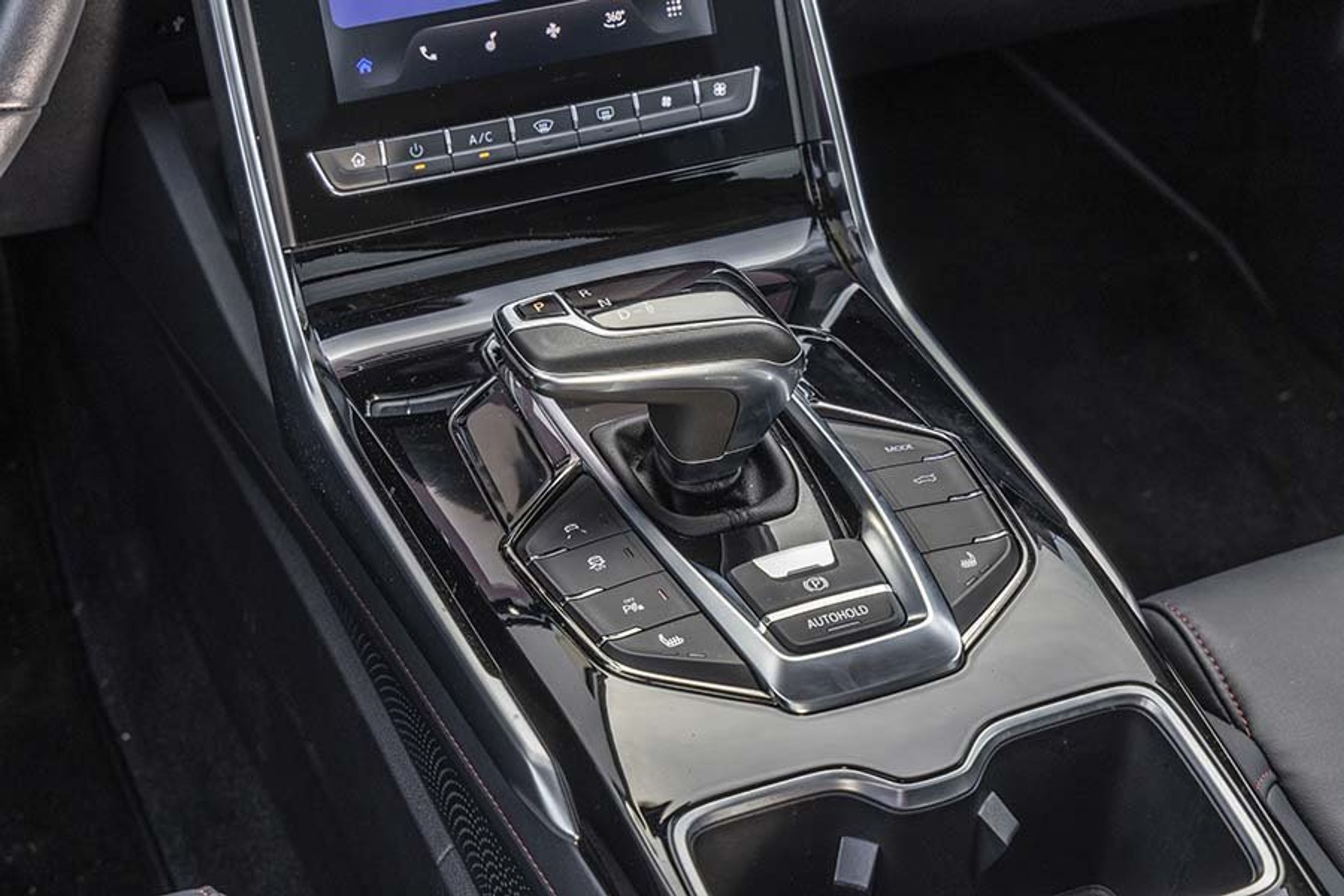 Gearvælgeren er elektronisk, er let at betjene og går selv i P, når turen er slut. 