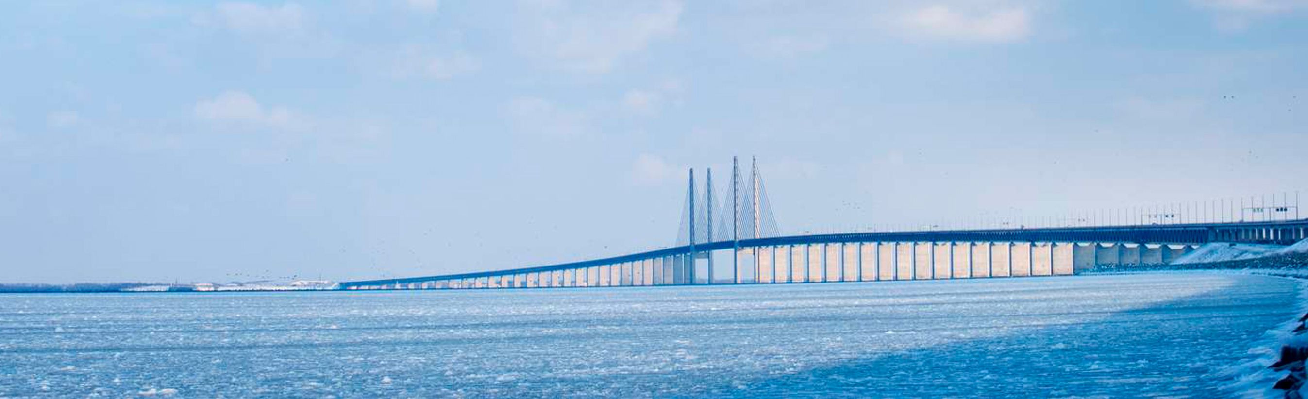 Øresundsbroen med is i forgrunden.