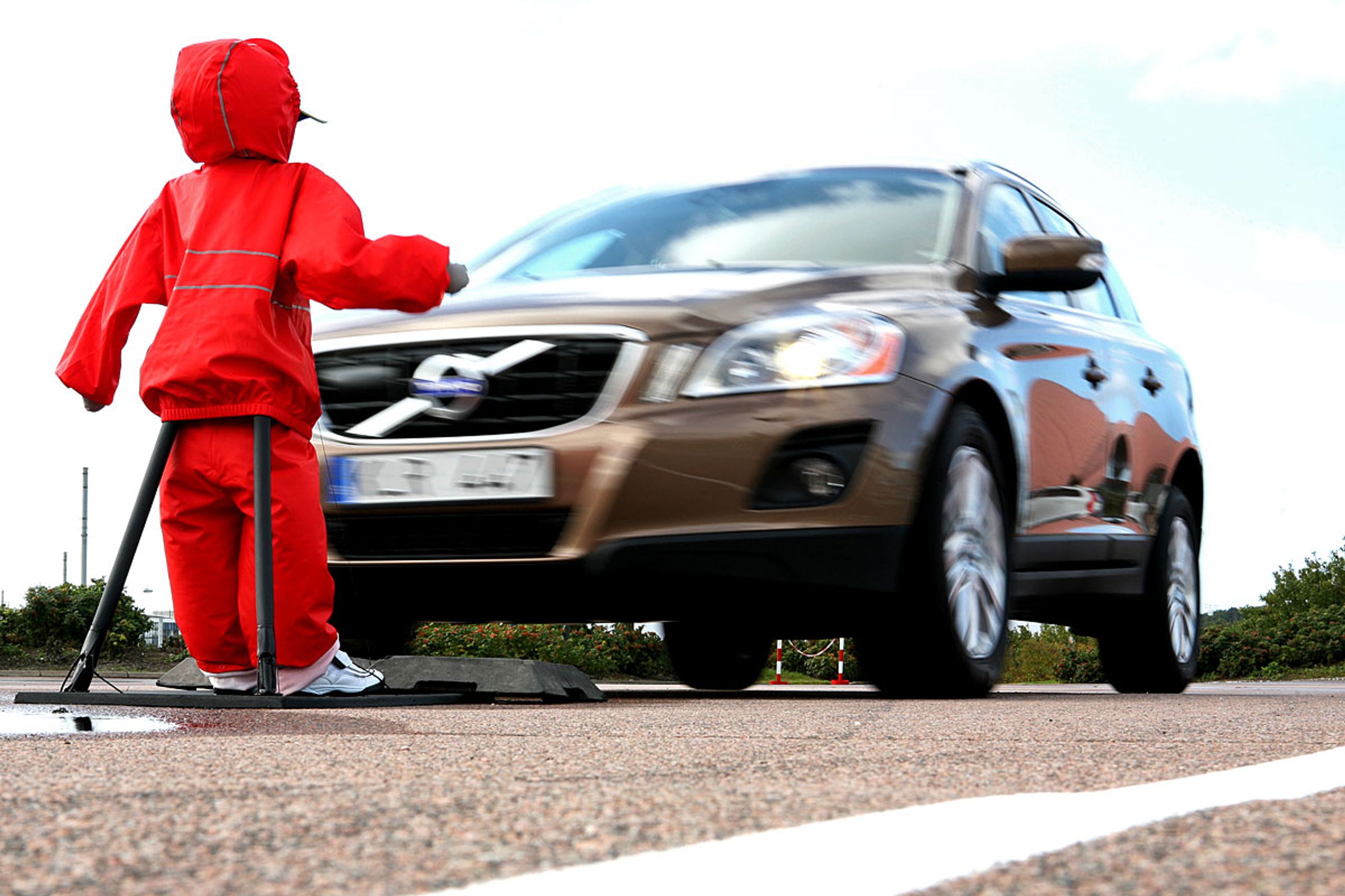 Ved op til 25 km/t klarer forsøgs-Volvoen at bremse fuldautomatisk og fuldstændigt for en fodgænger.