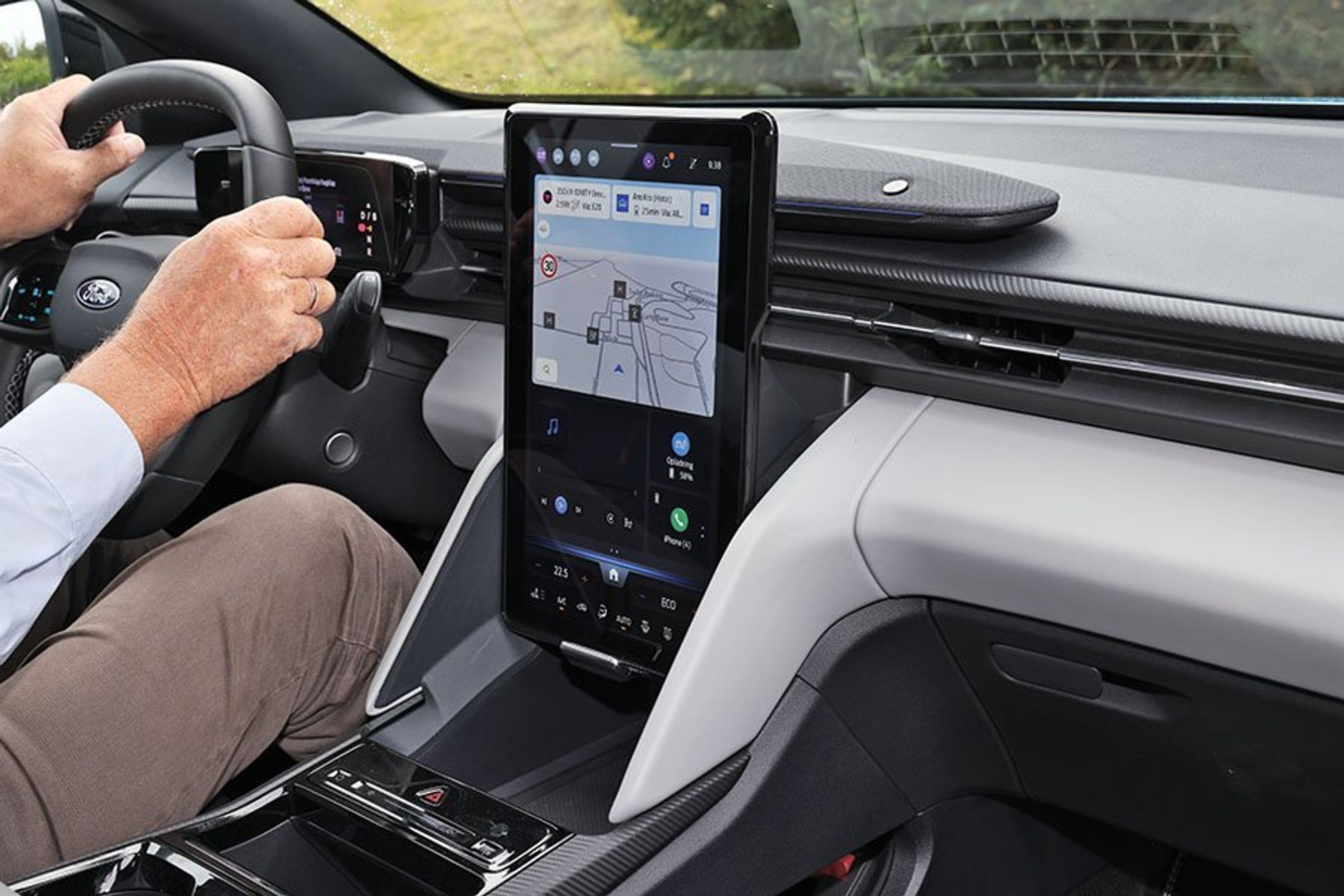 Stor skærm i kabinen i en Ford Explorer