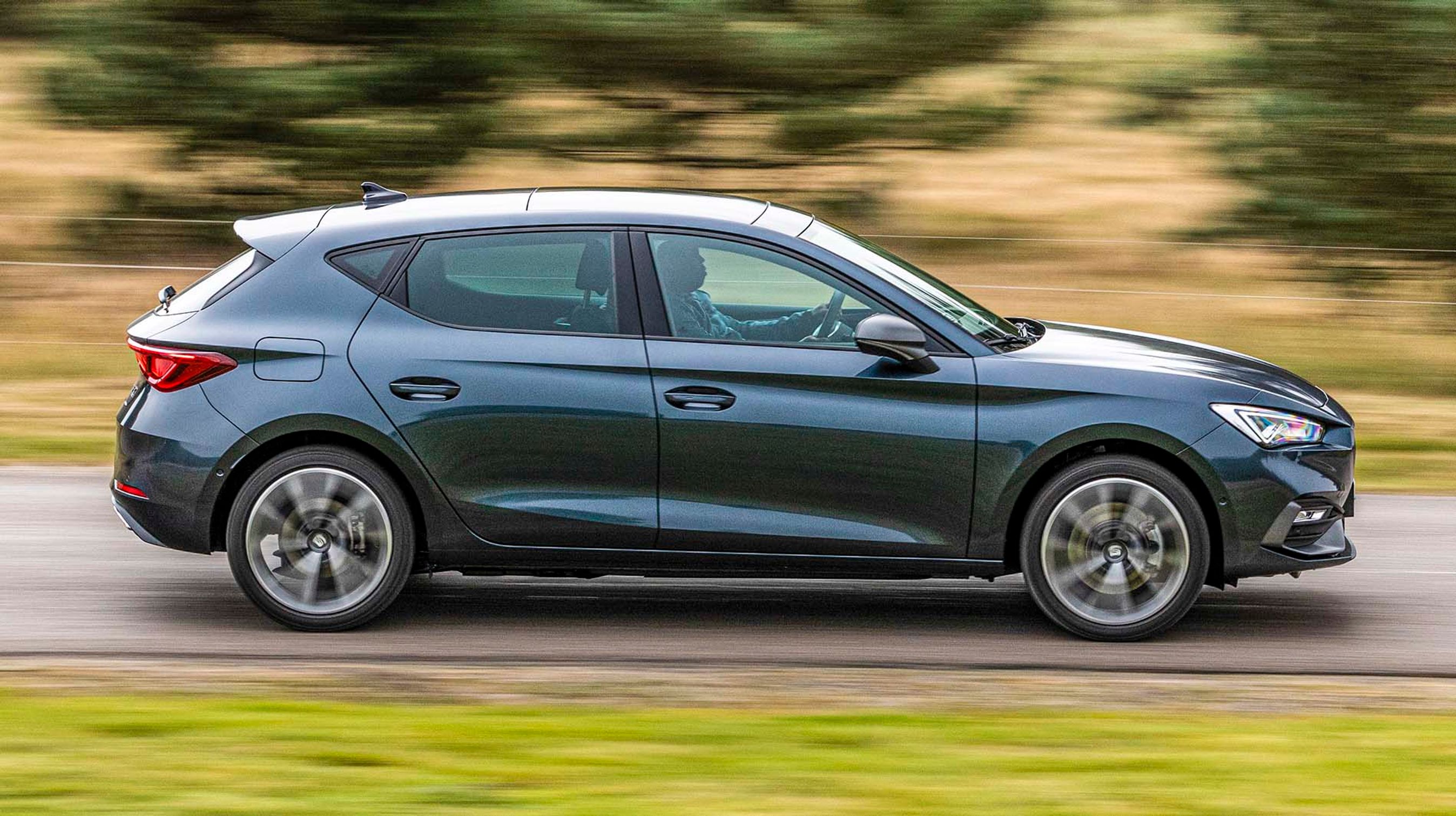 Akselafstanden er 268 cm i både femdørsudgaven og stationcar-versionen. Det betyder, at denne femdørsudgave har lidt bedre benplads ved bagsædet end i f.eks. en VW Golf.