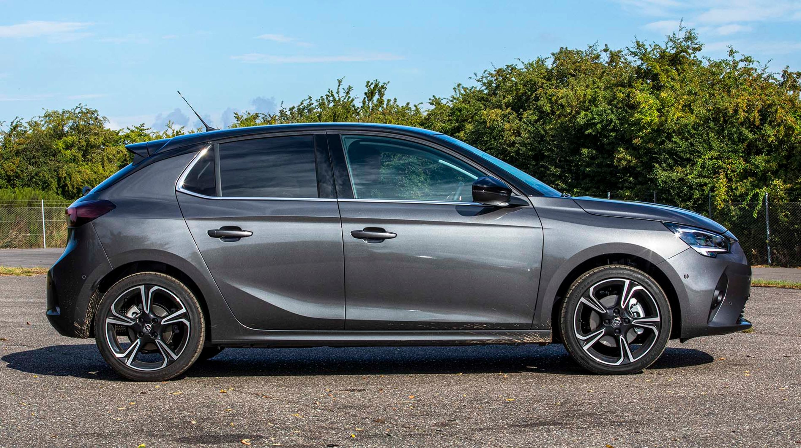 Corsa Sport har som standard 16-tommer alufælge. Her er bilen udstyret med en City-pakke til 5.000 kr., der bl.a. omfatter 17-tommer alufælge.