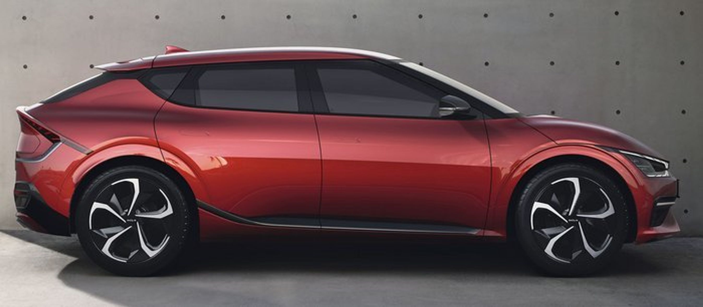 Kia EV6 har en enorm akselafstand på 2,90 m - hvilket dog er lidt mindre end hos søsterbilen Hyundai Ioniq 5. Bilen vejer 1,8–2,0 ton.