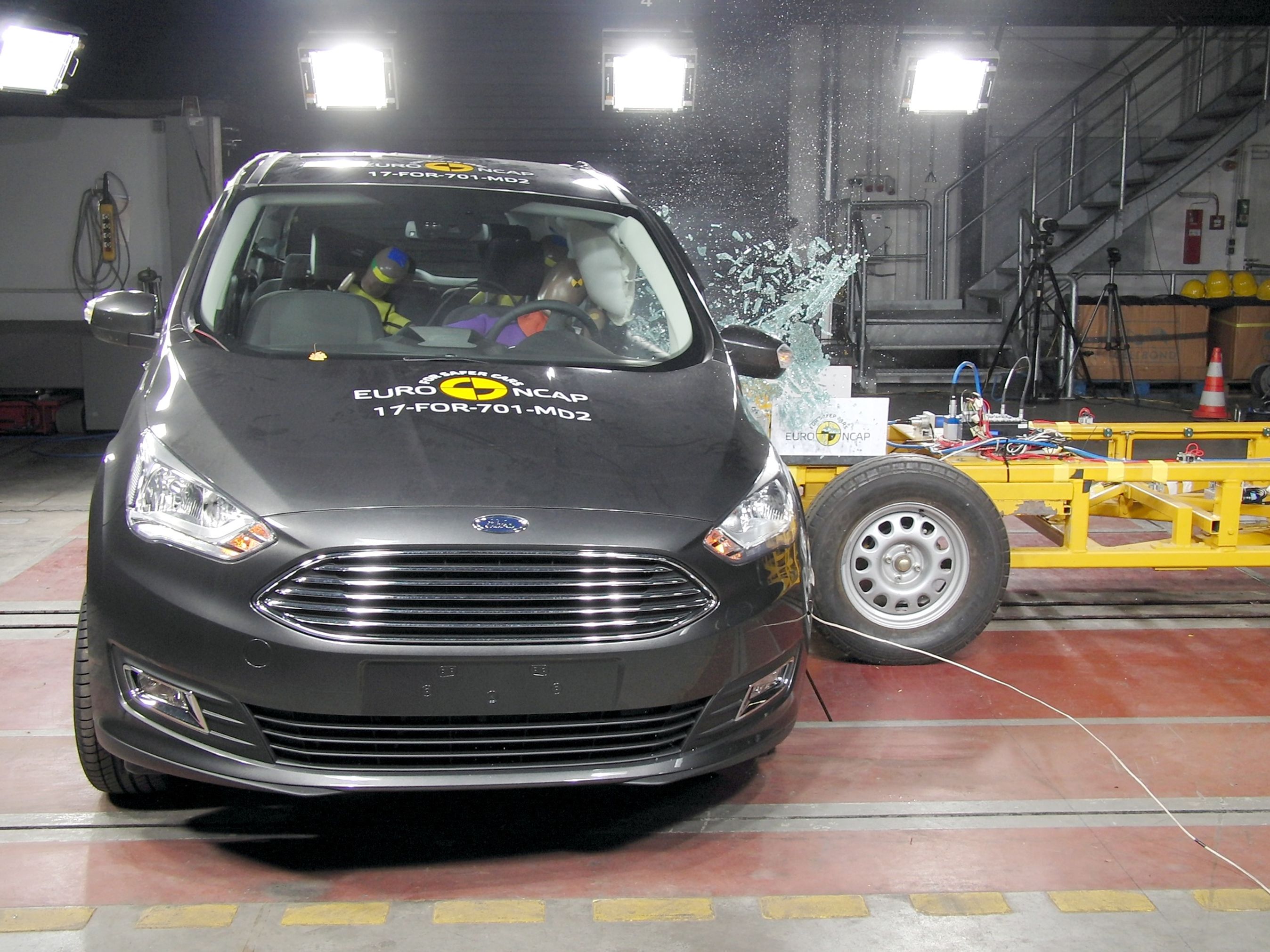 Euro NCAPs gentest gør ondt på flere ældre bilmodeller som Ford C-Max, der falder fra fem til tre Euro NCAP-stjerner.