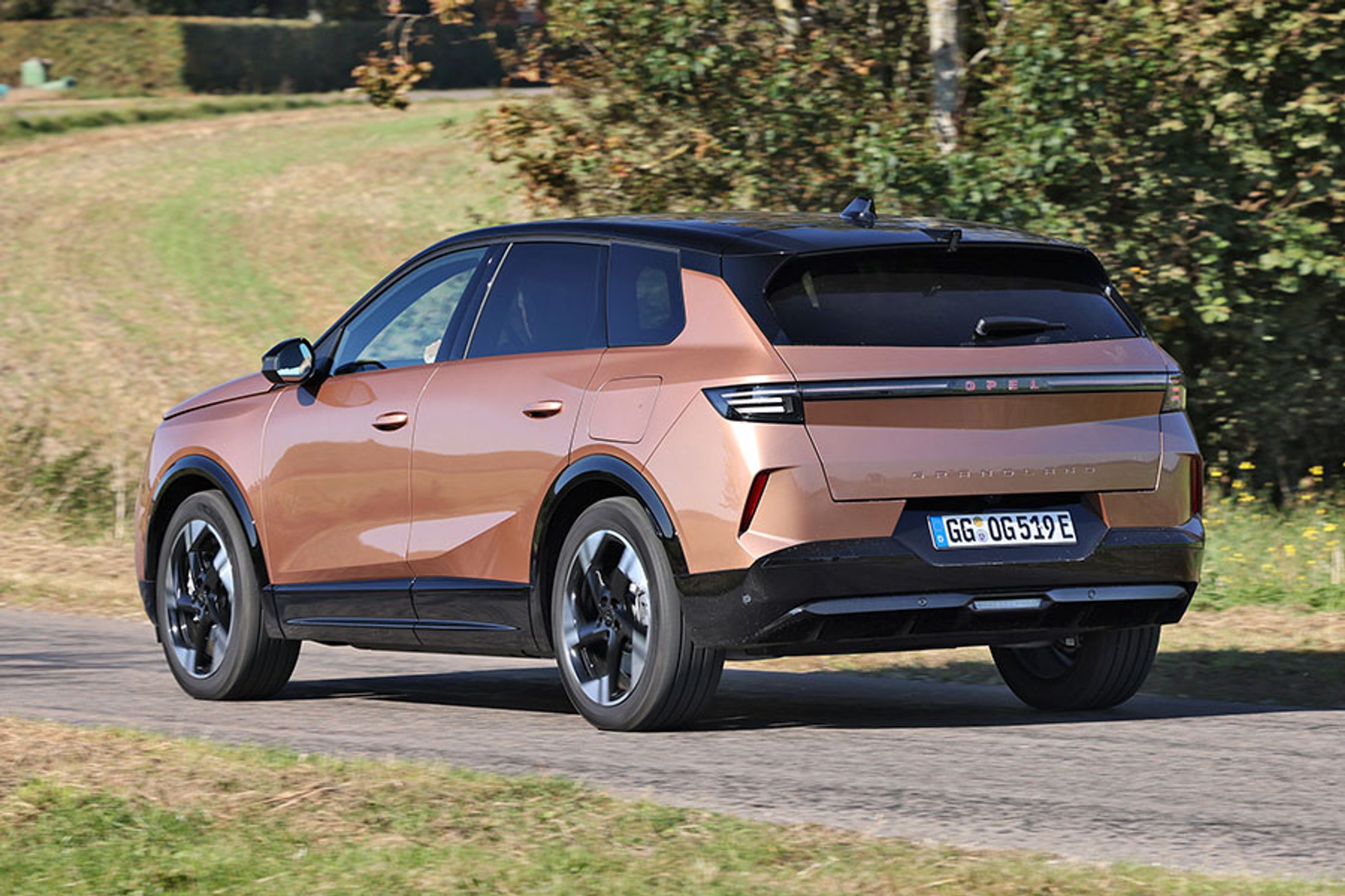 Grandland er nem at kende bagfra, både i dagslys og i mørke. Alle udgaver har et lysende OPEL midt på.