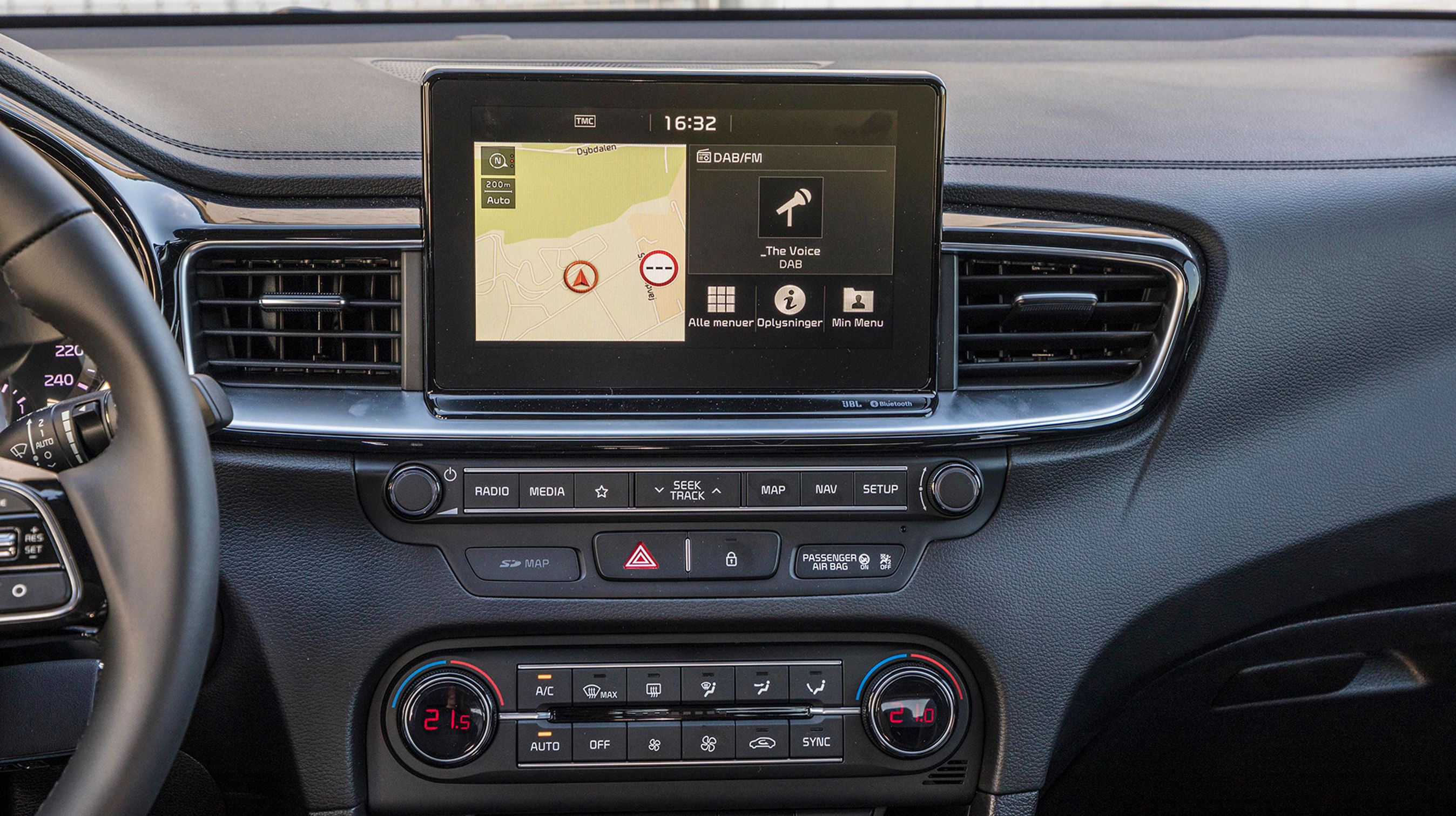 Den store skærm i midten er standard og rummer bl.a. navigationsanlæg med danske menuer og dansk tale.