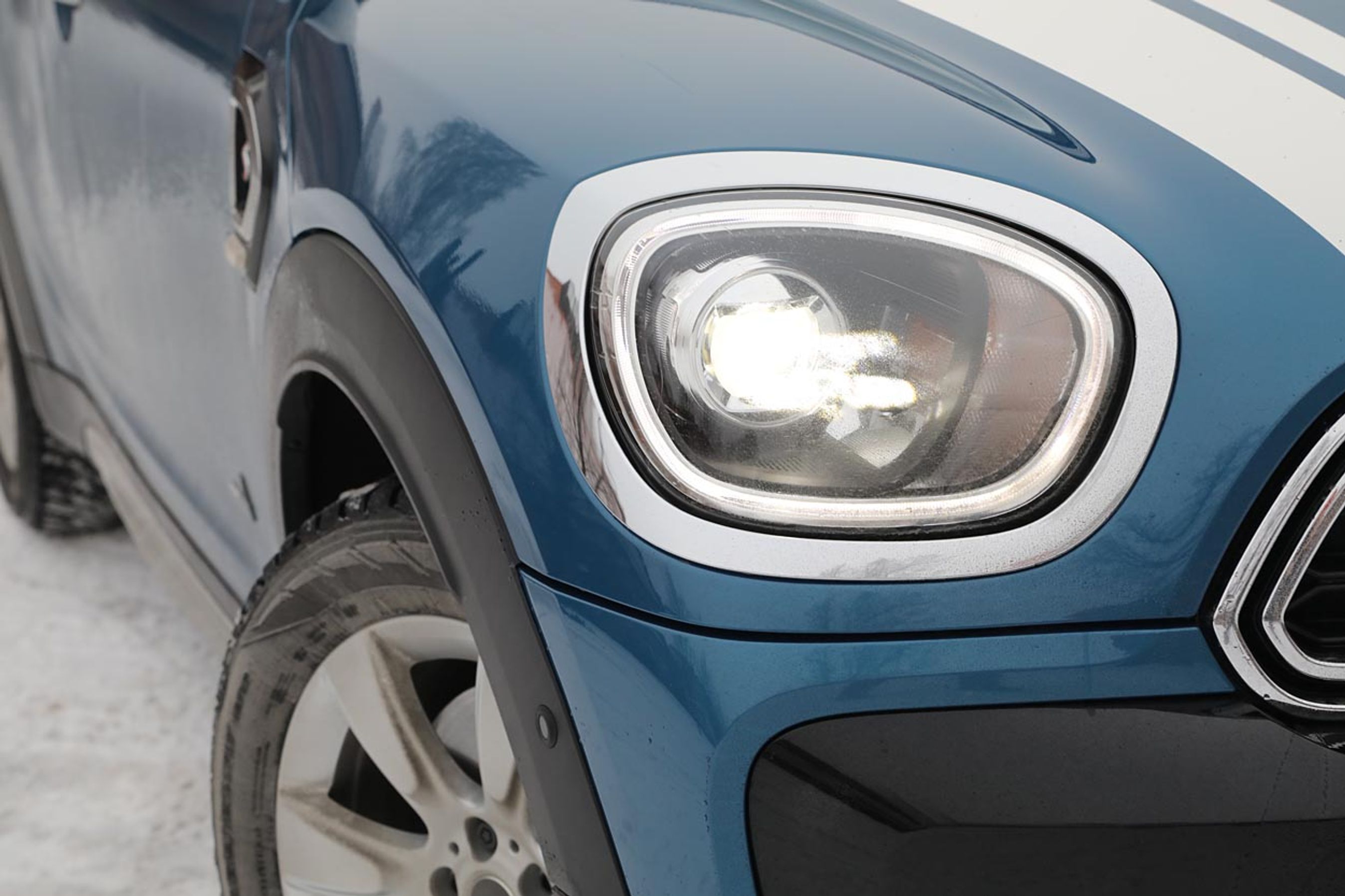 Runde forlygter er et af kendetegnene ved det oprindelige hundehus, som Minien blev kaldt. Men i Countryman er lygten mere aflang, og den form giver modellen lidt kant og passer godt til bilens form.