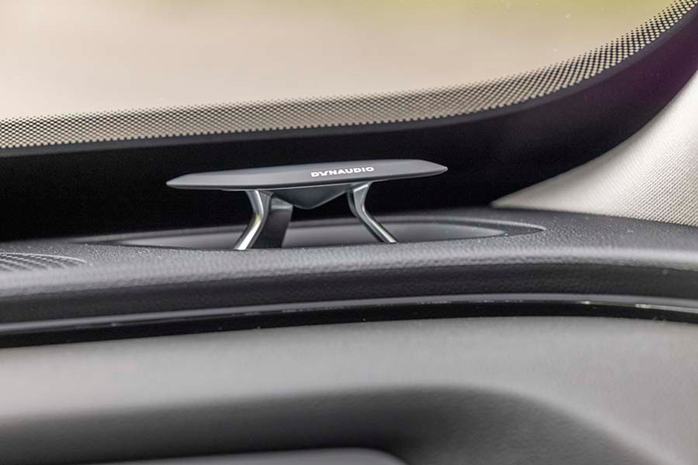 Højttalere fra danske Dynaudio er standard.