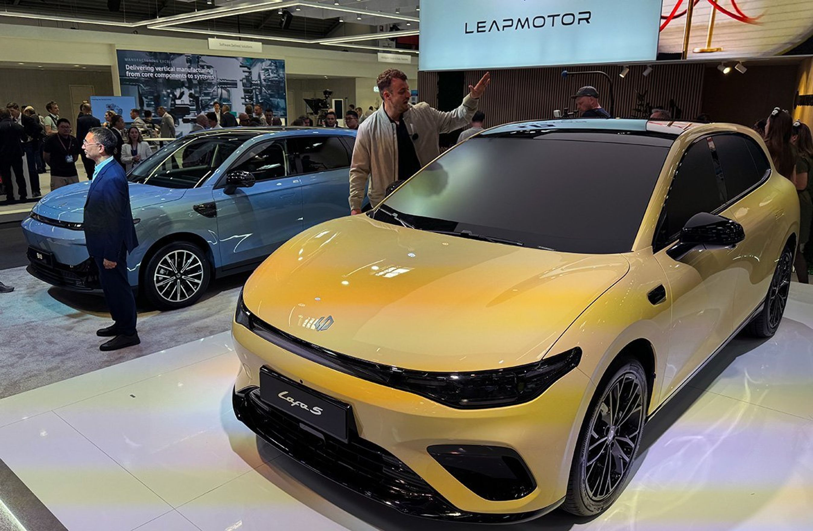 Gul og blå Leapmotor.