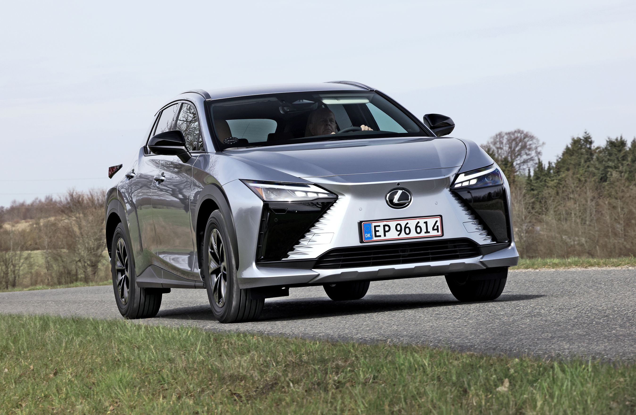 Lexus RZ set forfra