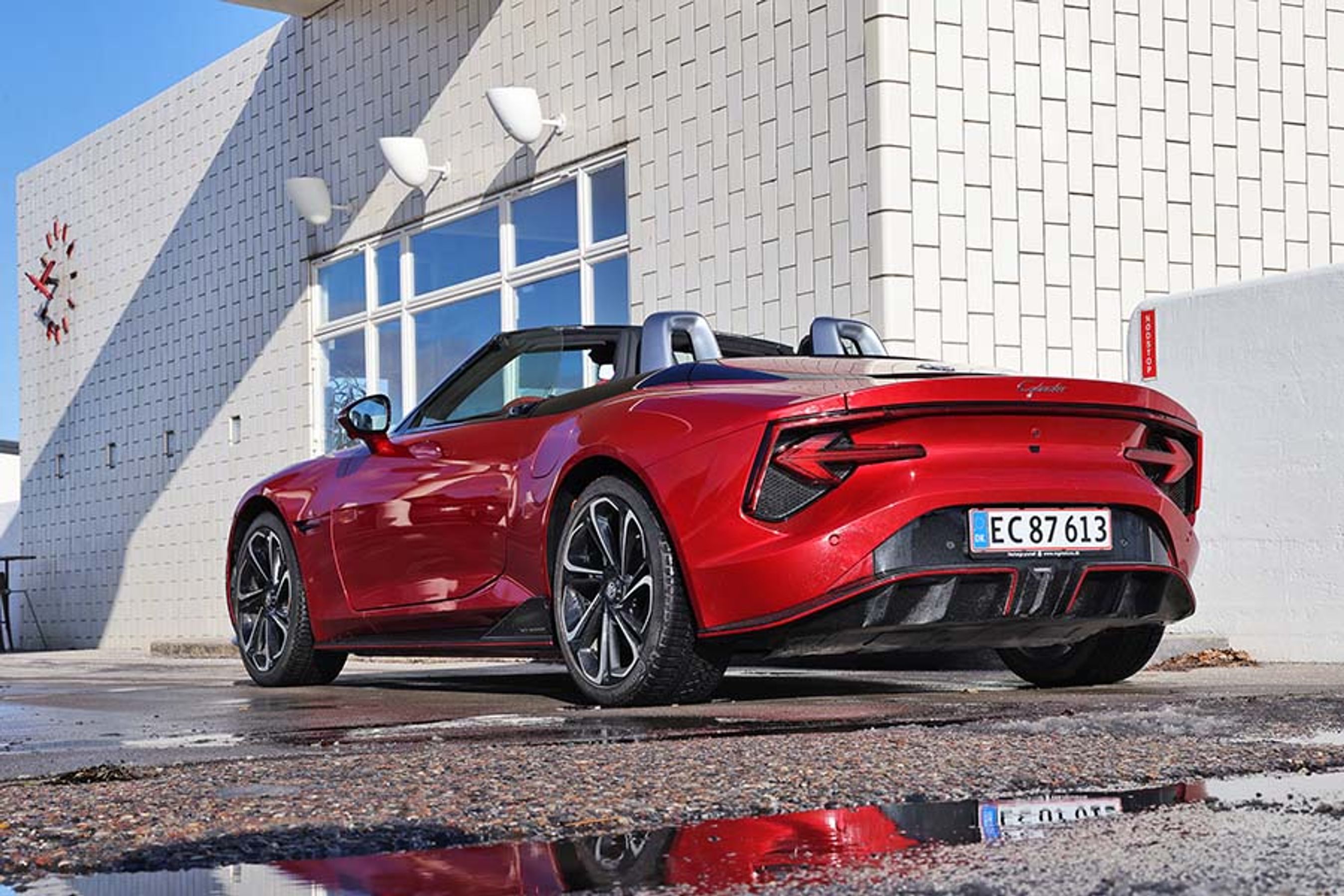 MG Cyberster set bagfra, mens den holder foran bygning