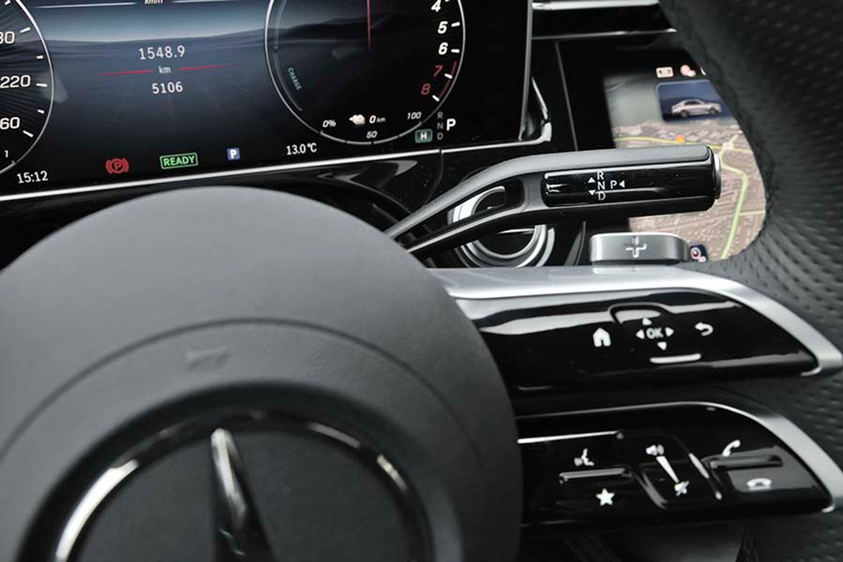 Bag rattet er gearvælgeren placeret i typisk Mercedes-stil. Den er let at betjene, og placeringen gør det let at skifte kørselsretning ved p-manøvrer.