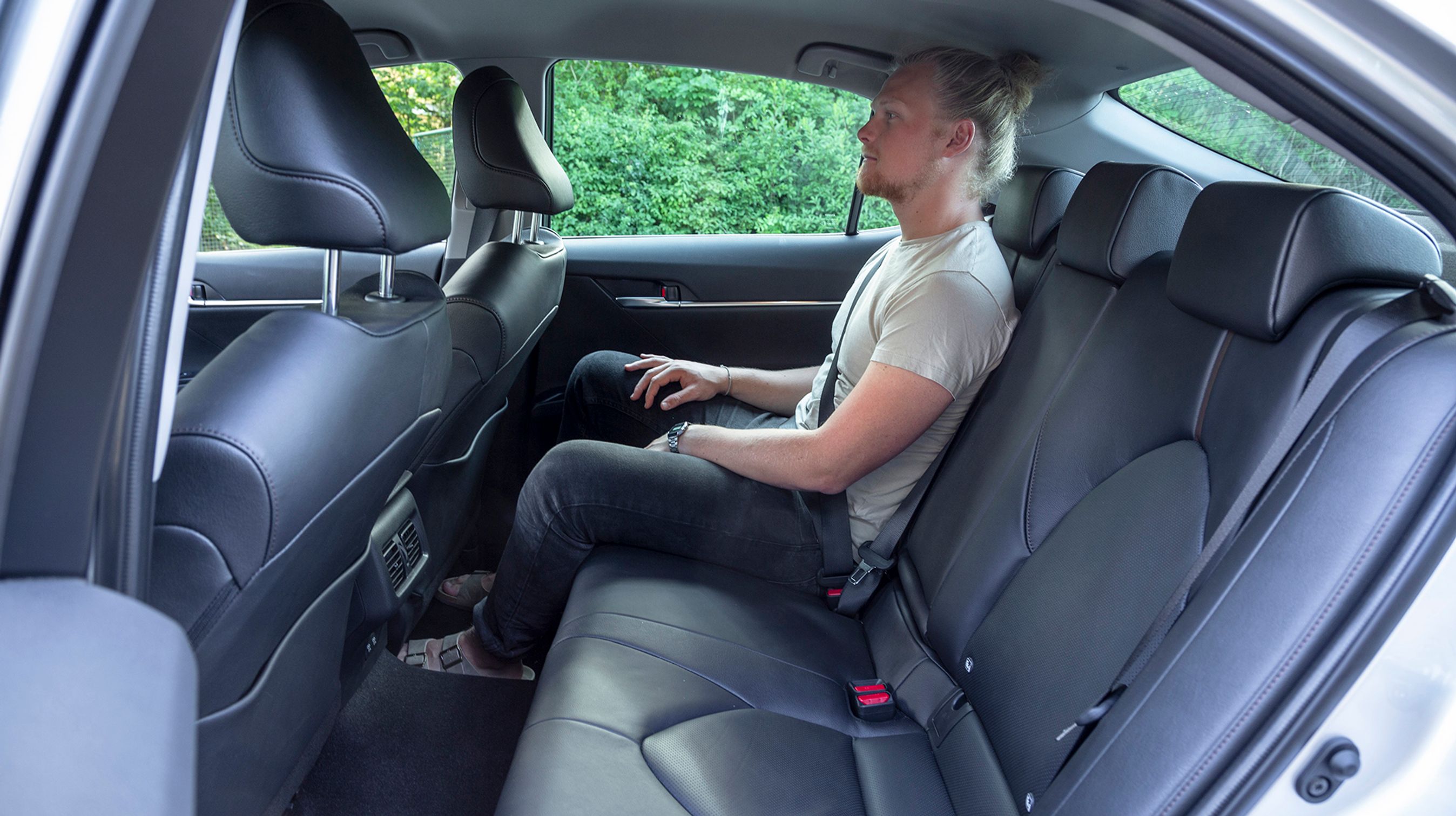 Der er god plads ved bagsædet, hvor selv høje personer har rigelig plads over hovedet.