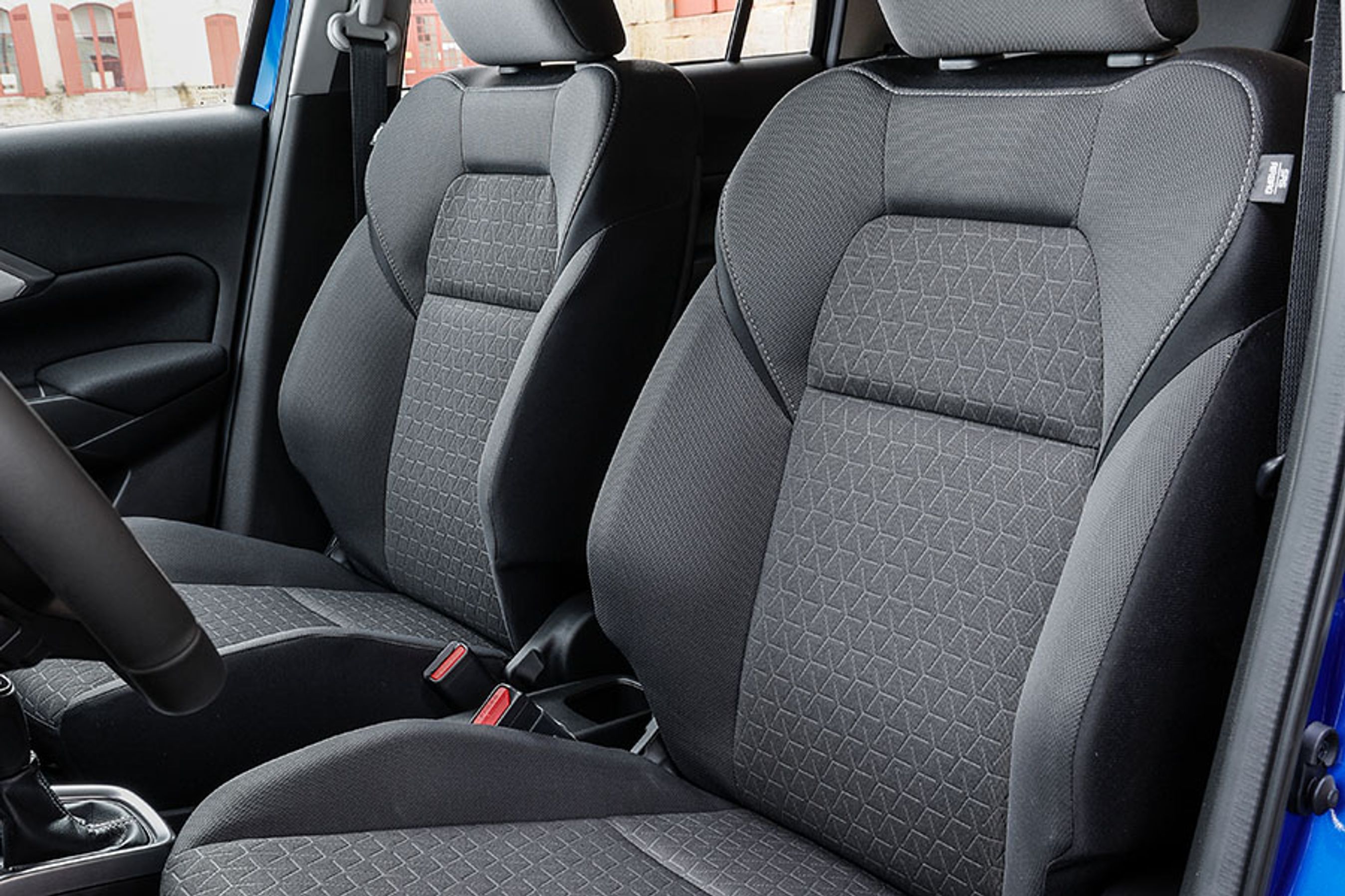 Forsæderne er udmærket formede, men man skal op i topudgaven, før førersædet bliver højdejusterbart. Der er heller ikke varme i forsædet i billigste udgave.