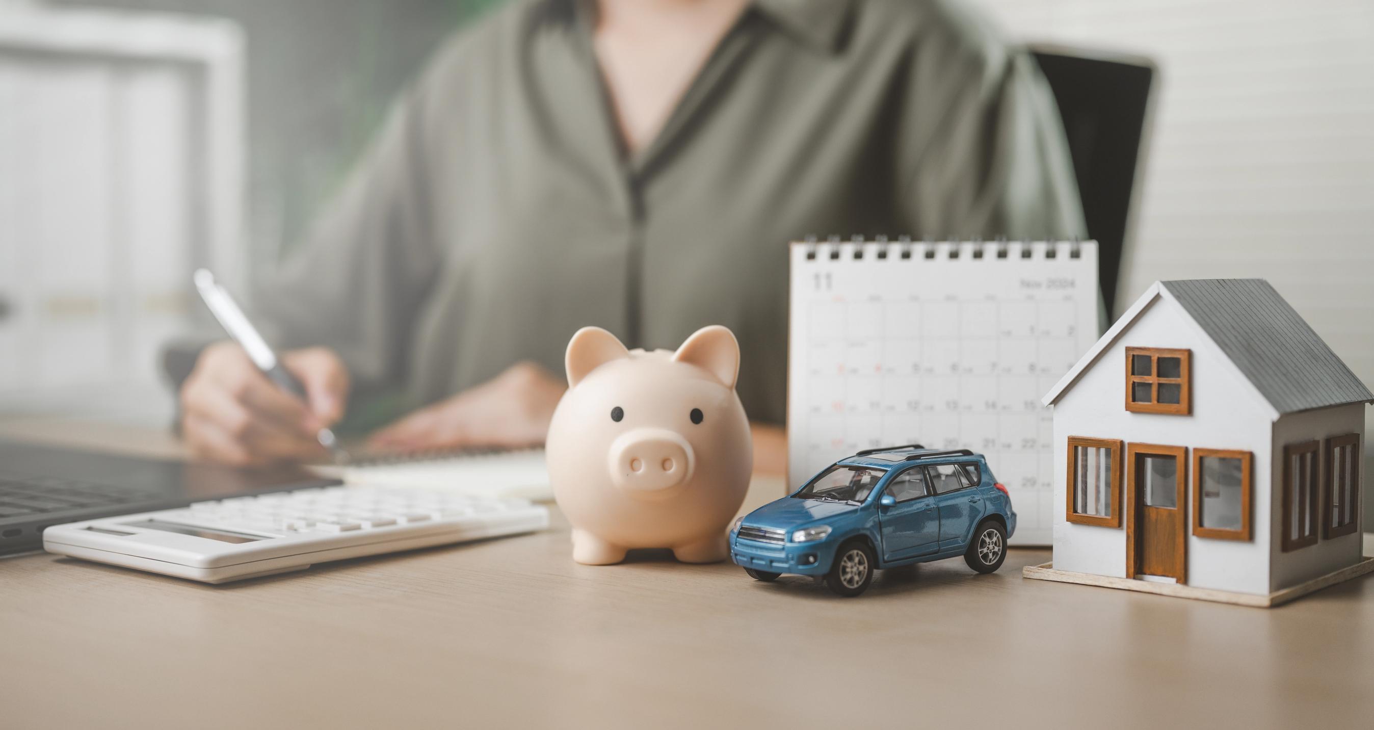 Person sidder og lægger budget