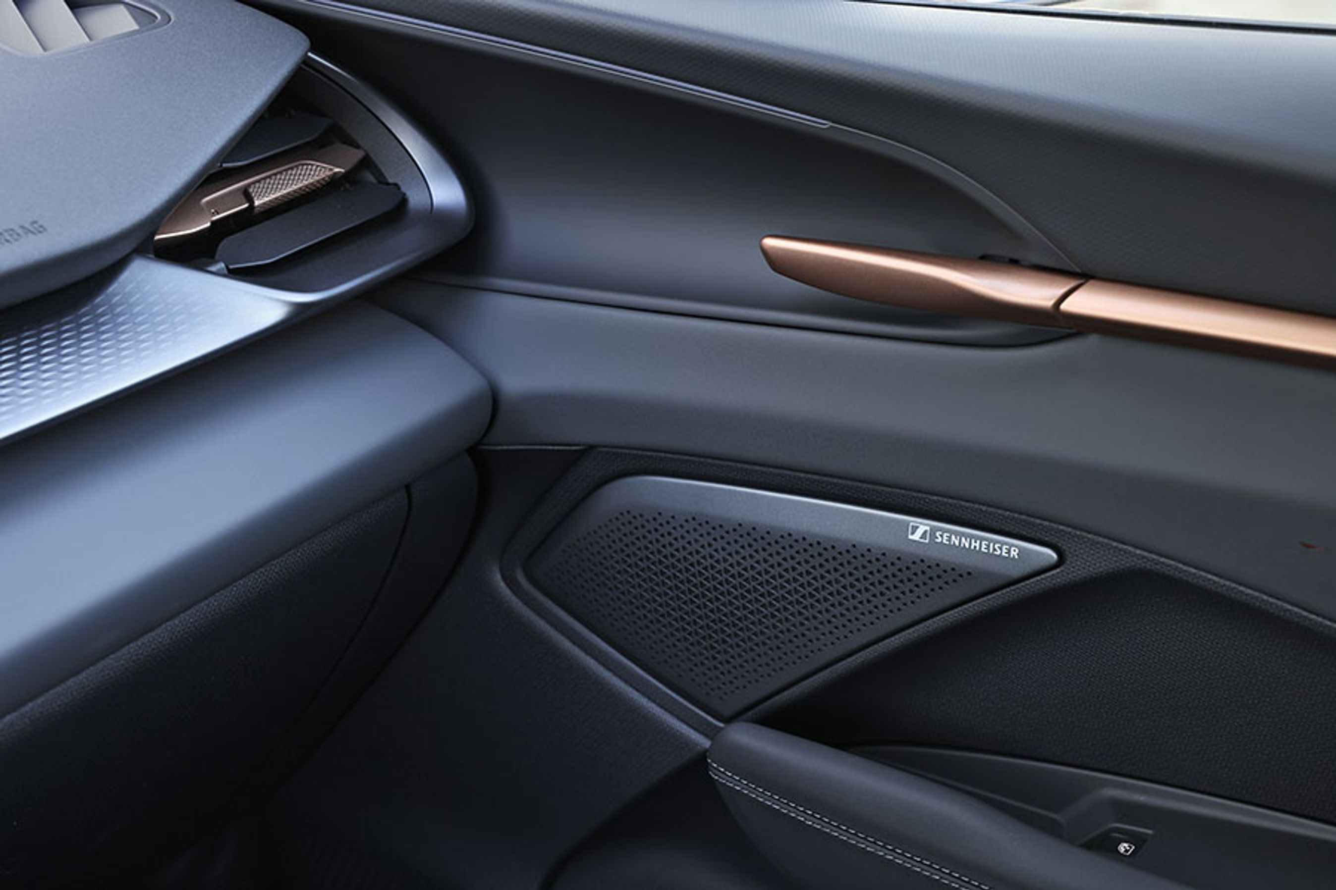 Der er kobber-detaljer i kabinen og musikanlæg fra Sennheiser.
