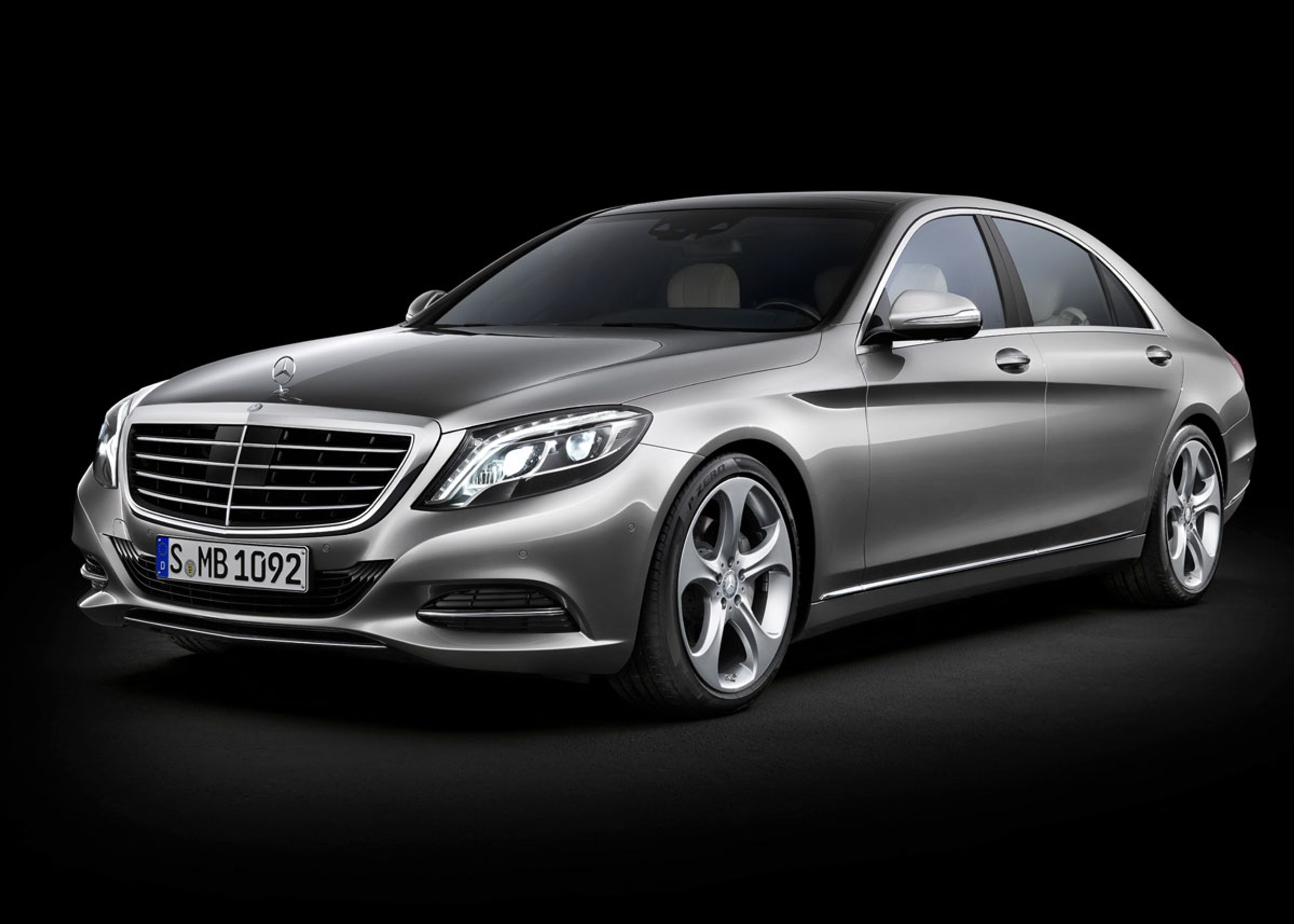 Den nye S-klasse har en større og mere lodret grill end den hidtidige generation.