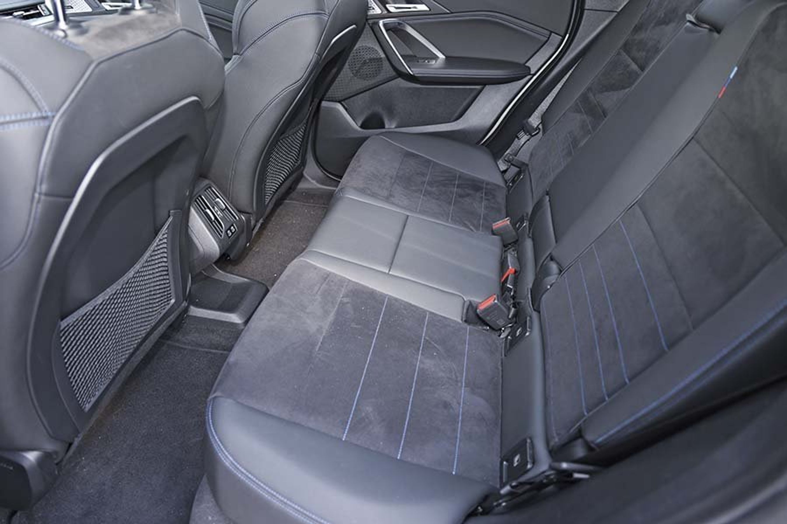 Bagsædet i en BMW iX1.