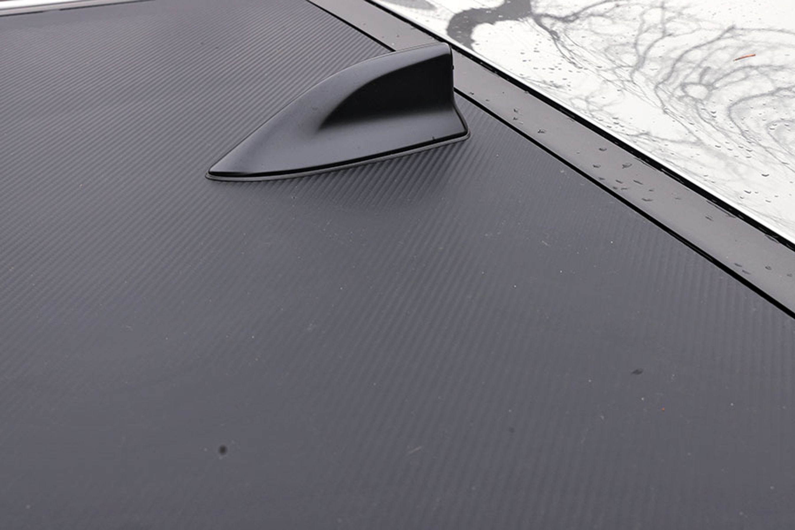 En spøjs detalje er, at kulfibertaget er betrukket med en form for folie med kulfiberudseende. Så du ser ikke kulfiberen, men den er nedenunder.   