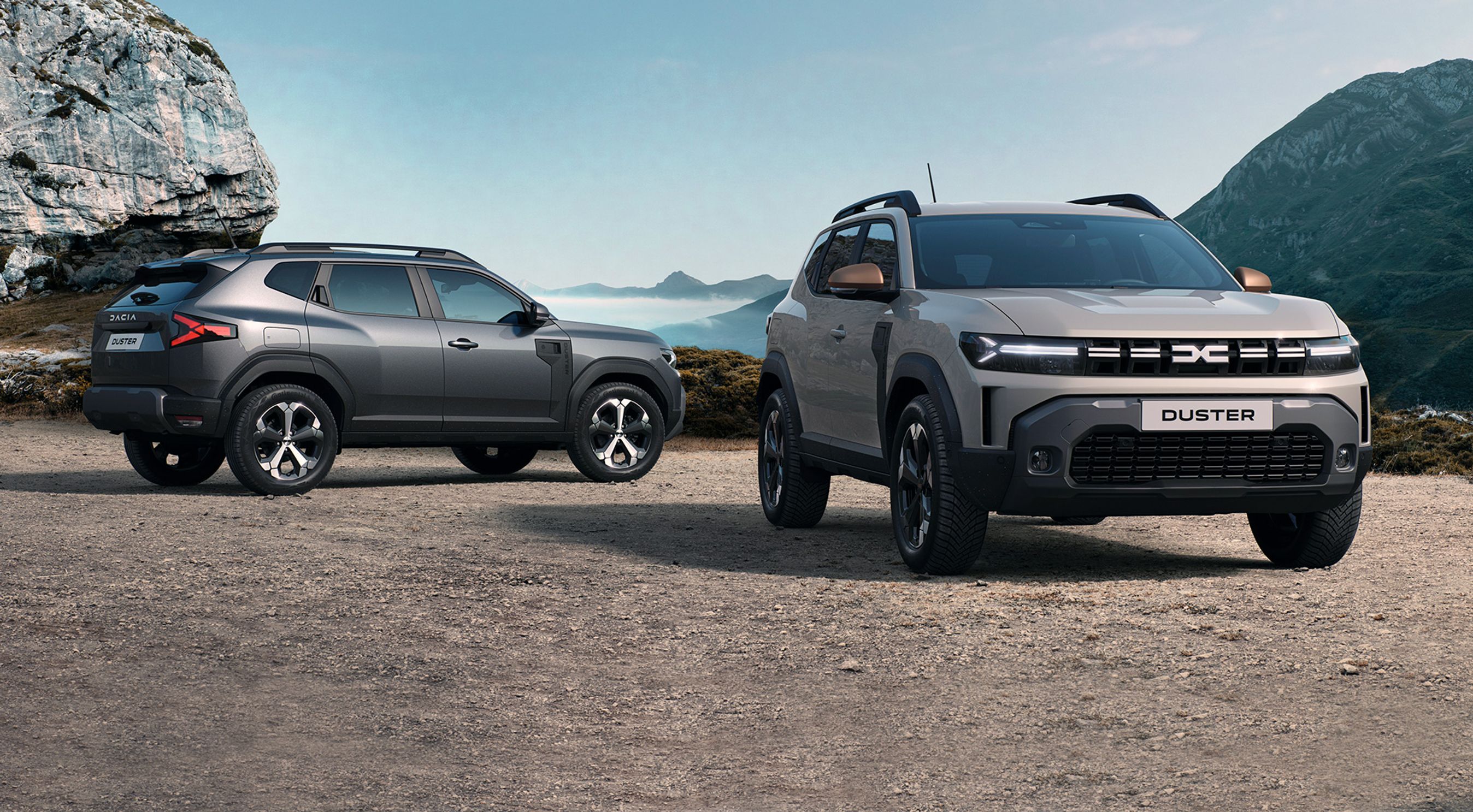 Dacia Duster forfra og bagfra.