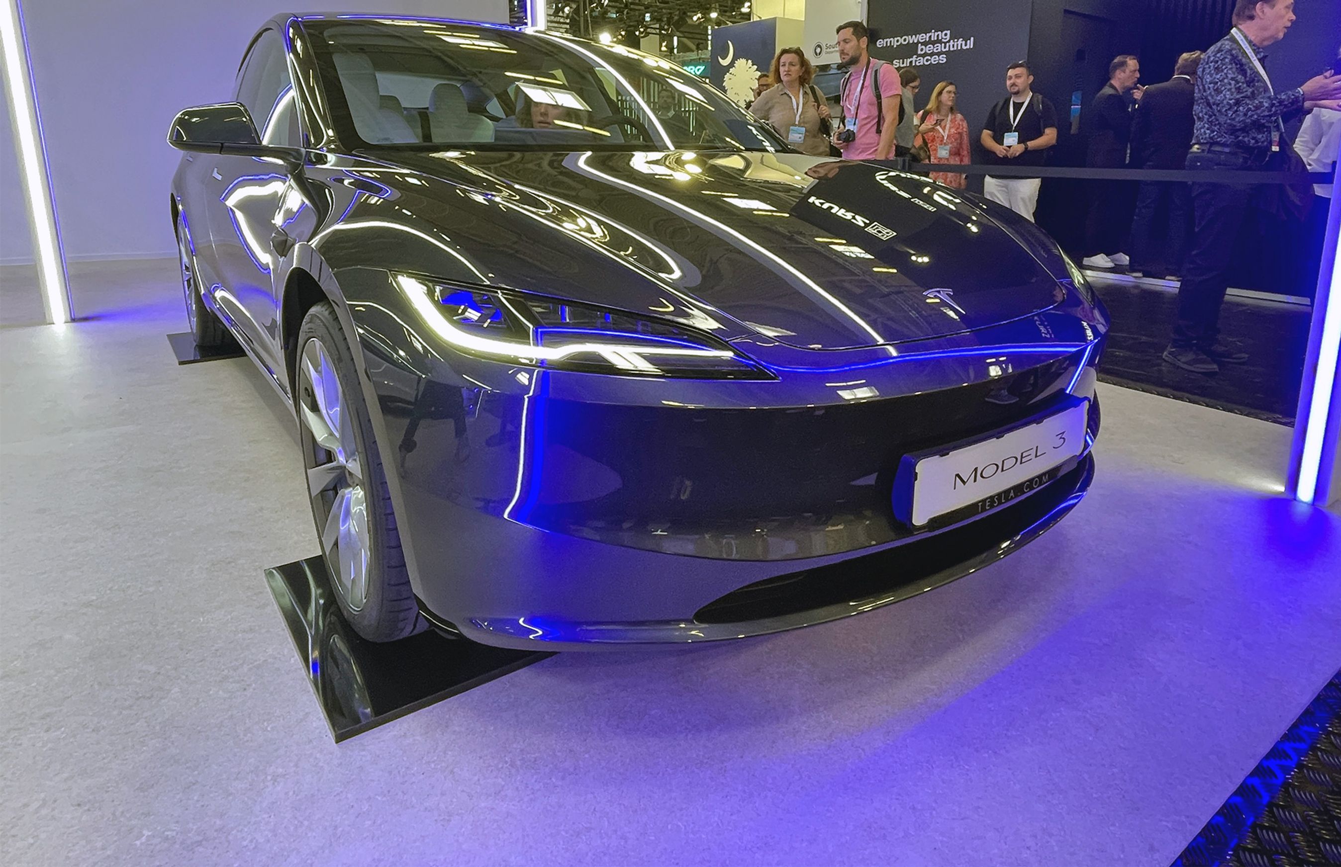 Tesla Model 3forfra på standen.