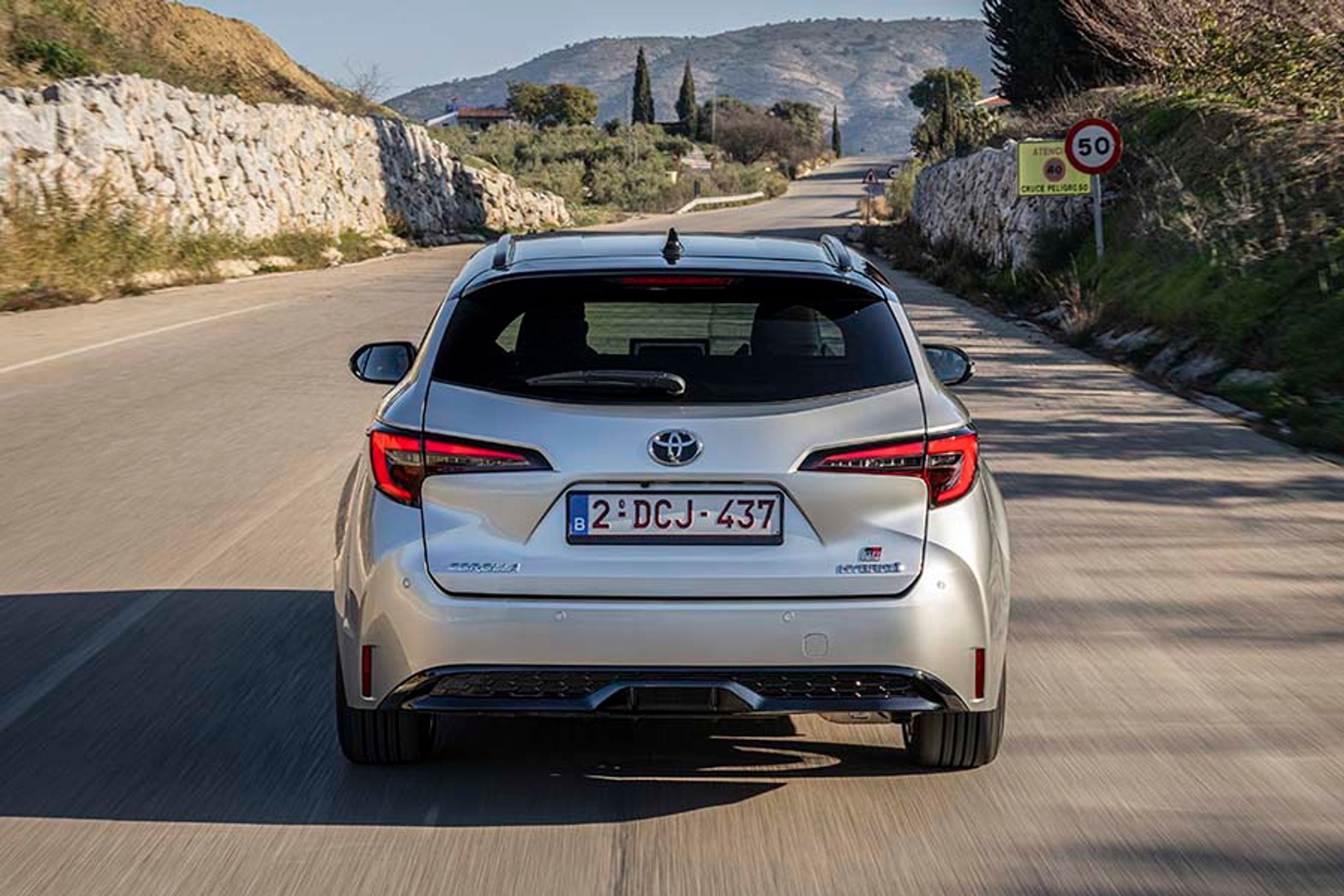 Toyota Corolla set bagfra, mens den kører på landevej