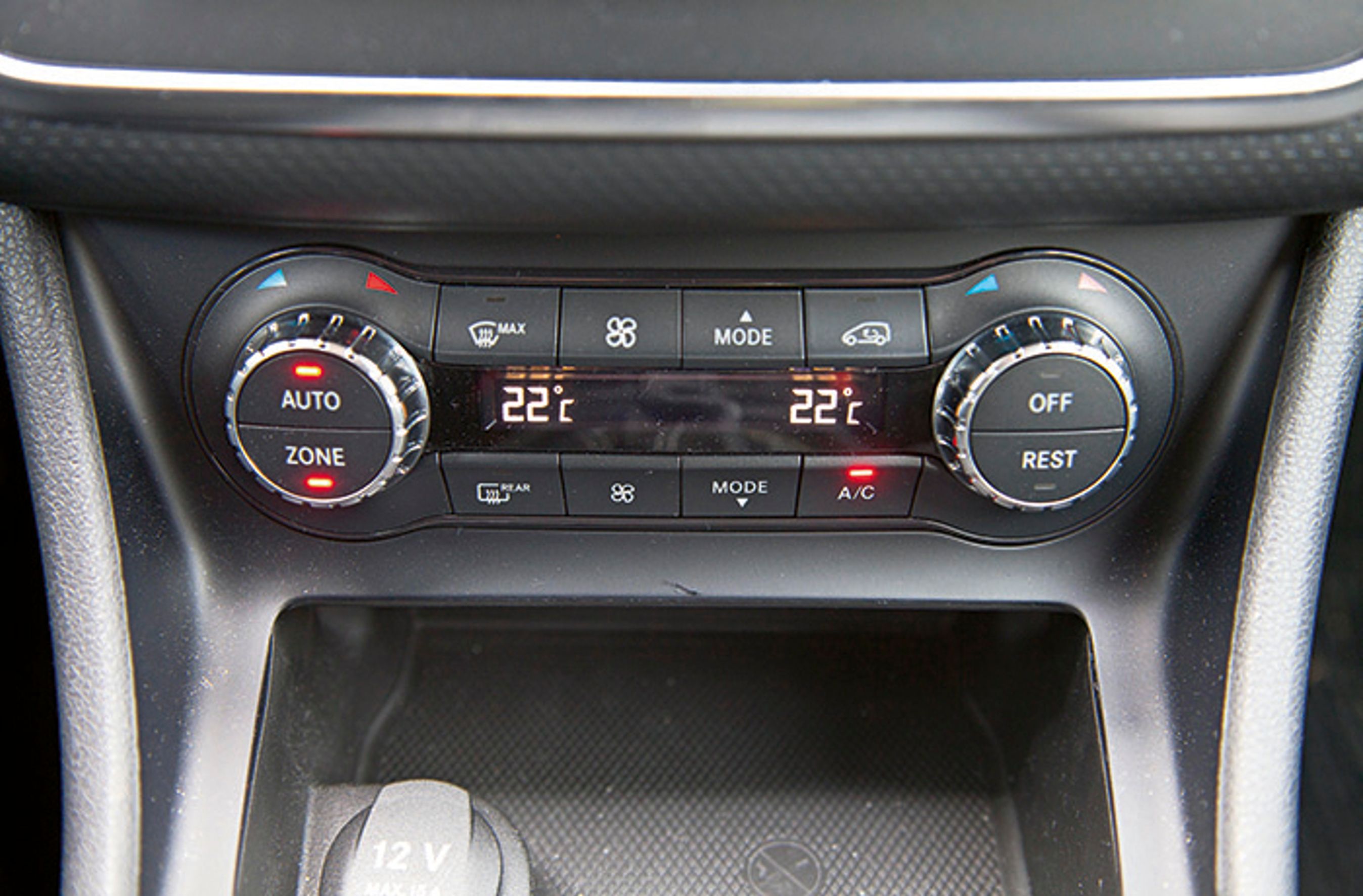 Varme- og ventilationsanlægget er svært at betjene under kørslen. Tozoners-klimaanlæg koster 13.261 kr.