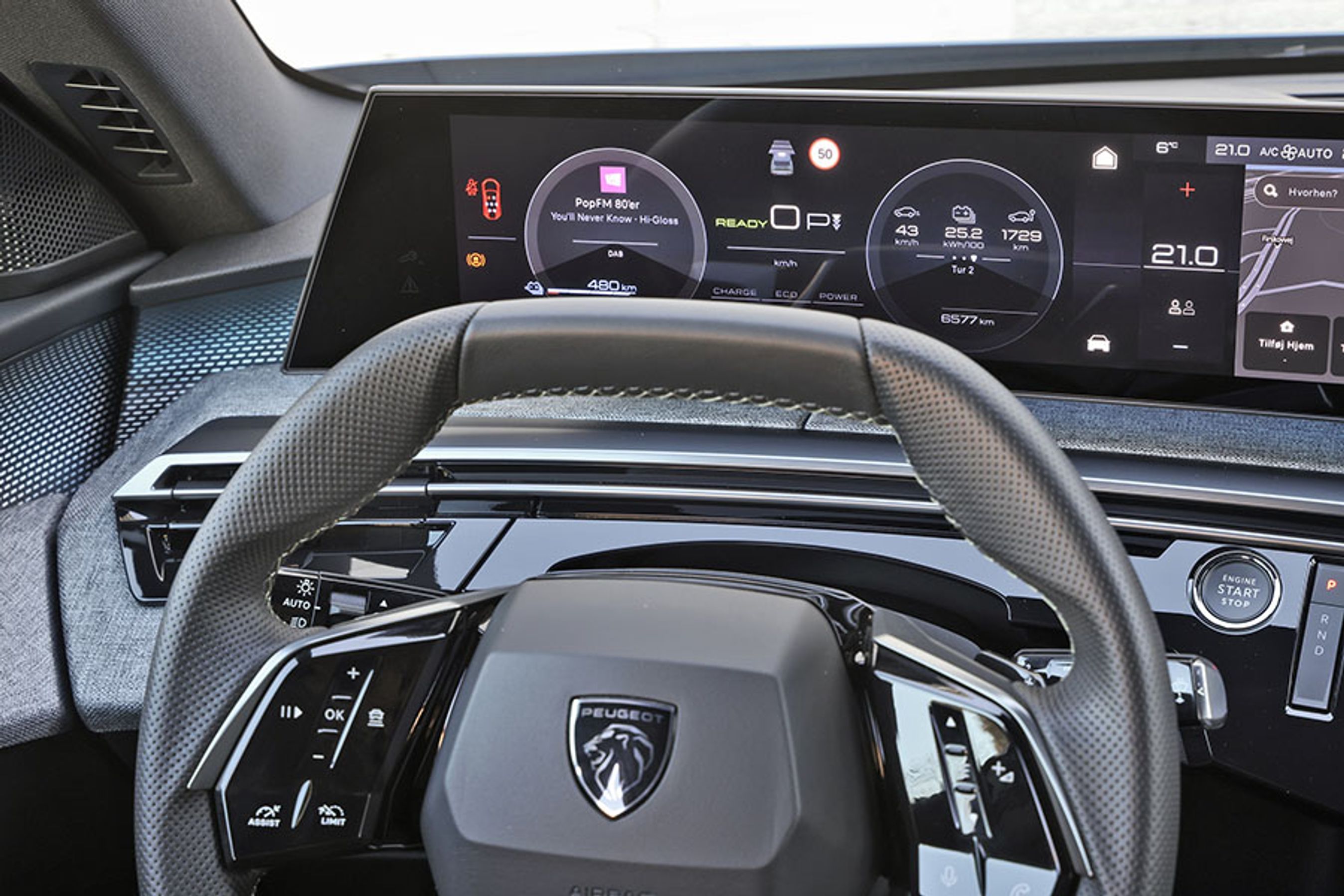 Rattet skal placeres relativt lavt, for at man kan se hele instrumentskærmen. Og for at man skal kunne se skærmen, er det lille rat meget fladt på toppen, hvilket det gør det lidt underligt at betjene, når du skal dreje meget, fordi rattet ikke er helt rundt.