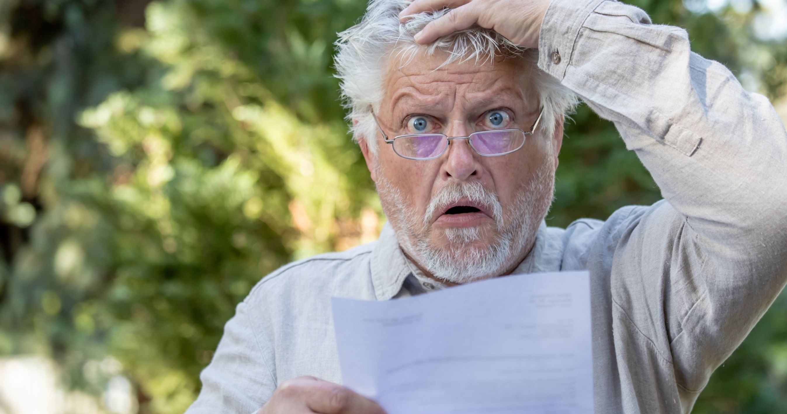 Mand forvirret over at læse brev